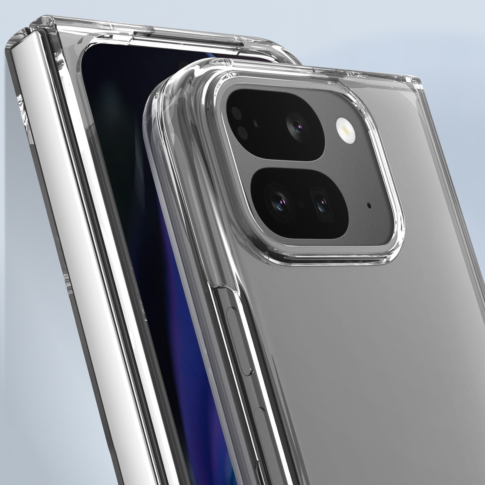 Custodia trasparente per telefono con sporgenza fotocamera. Il telefono è angolato, mostrando le lenti.