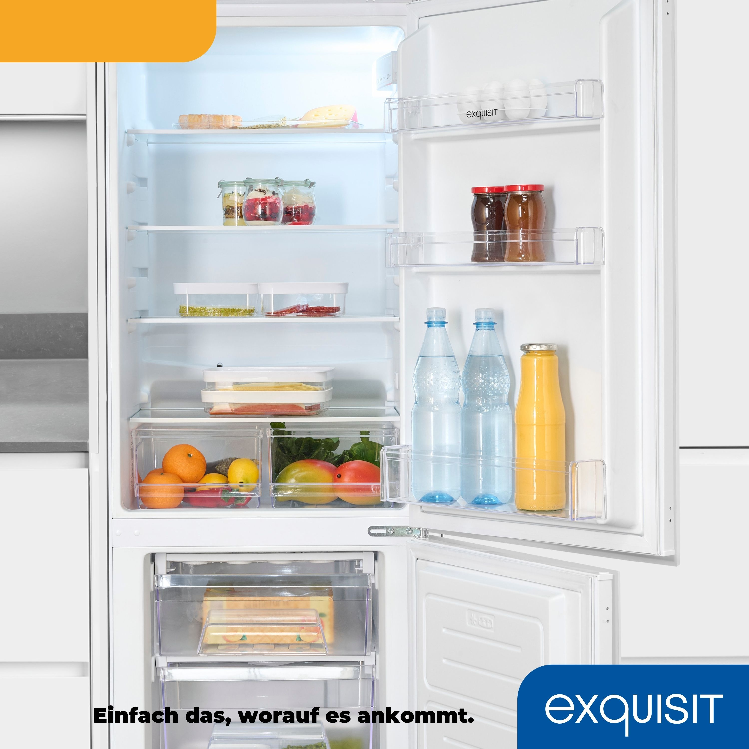 Offener weißer Kühlschrank mit Lebensmitteln. Enthält Flaschen, Gläser und Früchte.