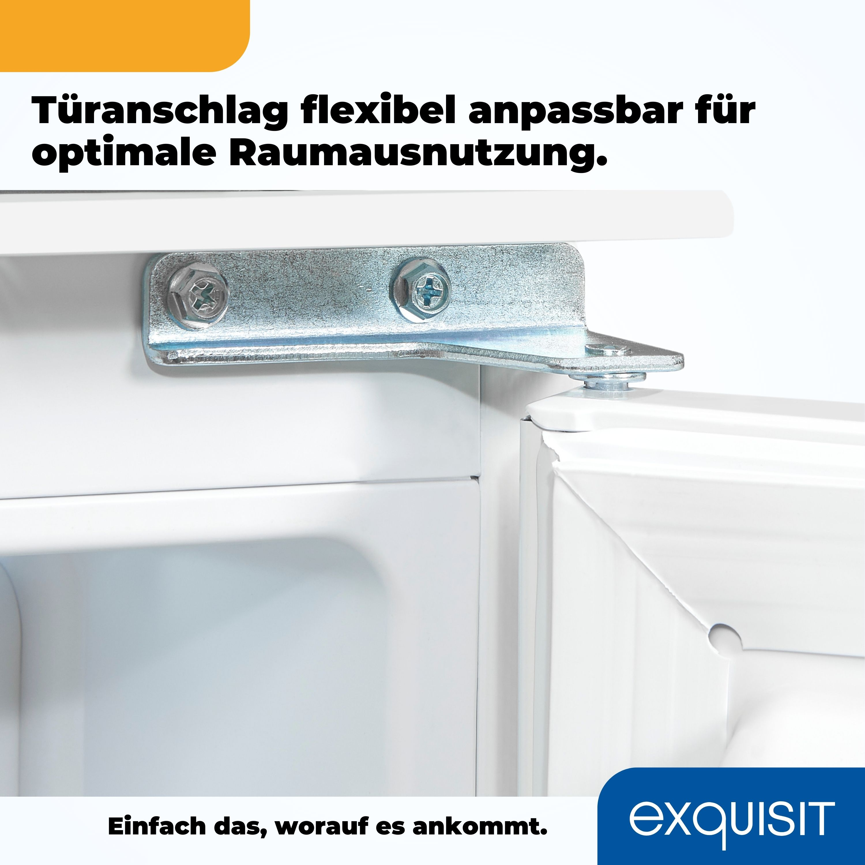 Nahaufnahme eines weißen Türscharniers, das an einer weißen Schranktür befestigt ist.