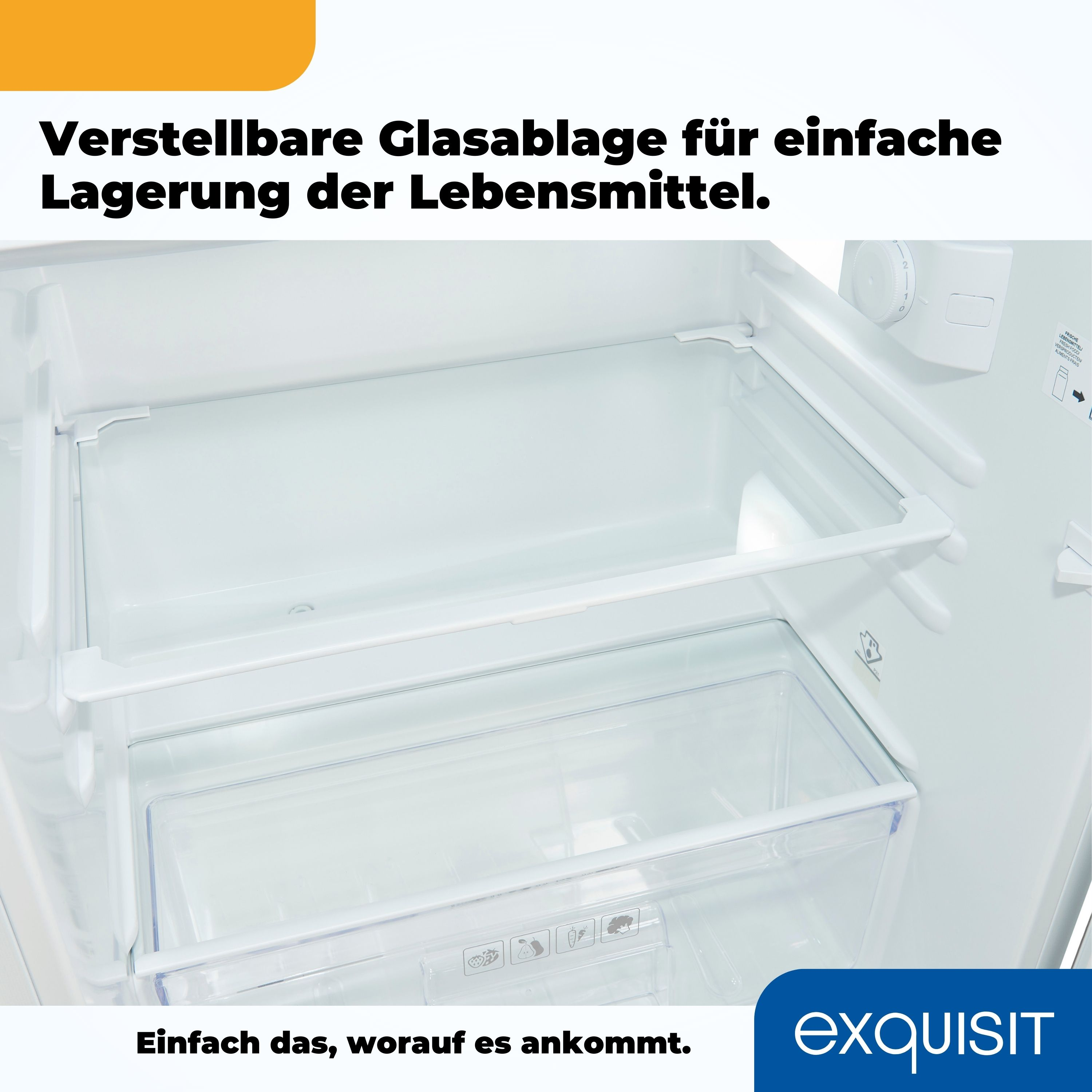 Offener weißer Kühlschrankinnenraum mit Glasböden. Text: Verstellbare Glasablage für einfache Lagerung.