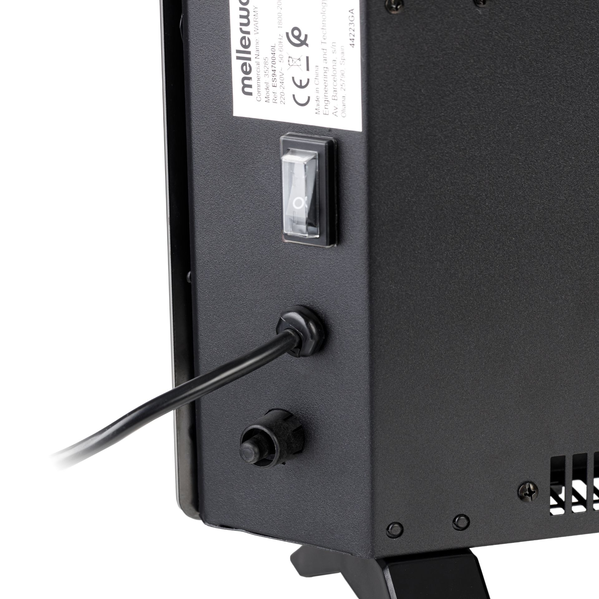 Primer plano de la parte trasera de un calefactor eléctrico, mostrando interruptor, cable y conexión.