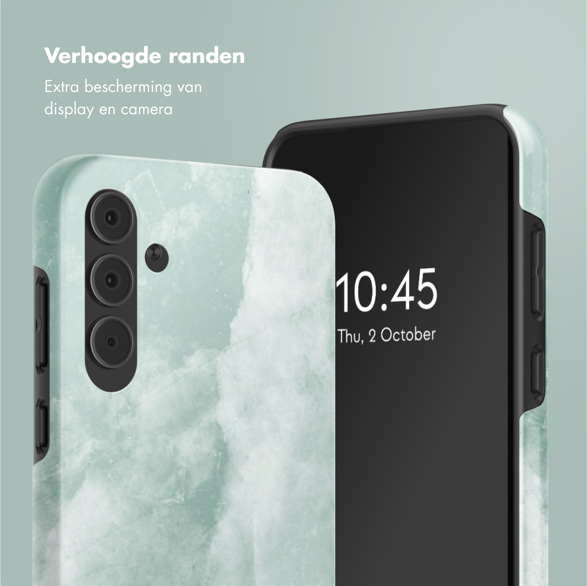 Deux coques de téléphone. Une avec un motif de marbre vert et l'heure 10:45.