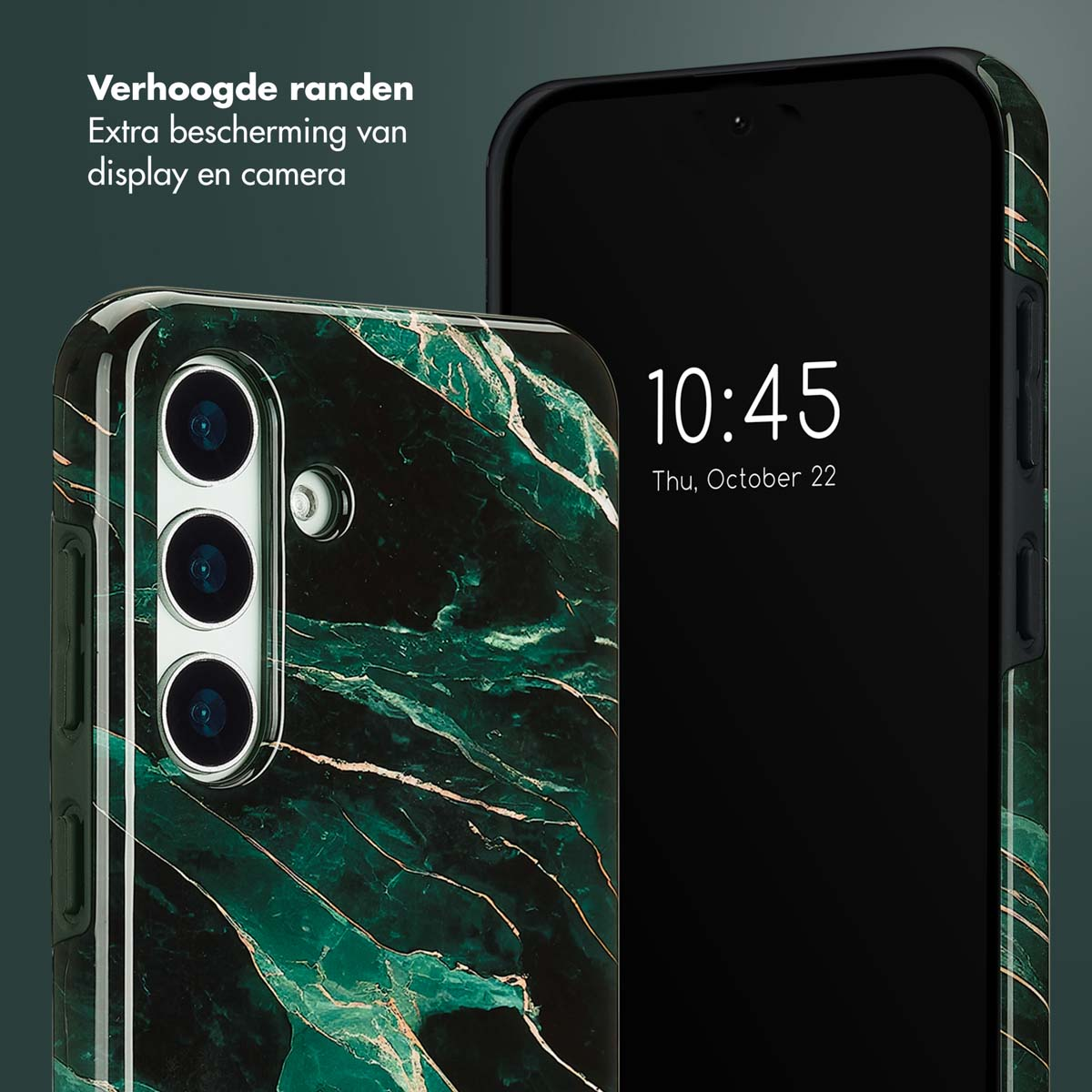 Telefoonhoesje met een groen marmerontwerp. Telefoon naast de hoes, scherm toont tijd en datum.
