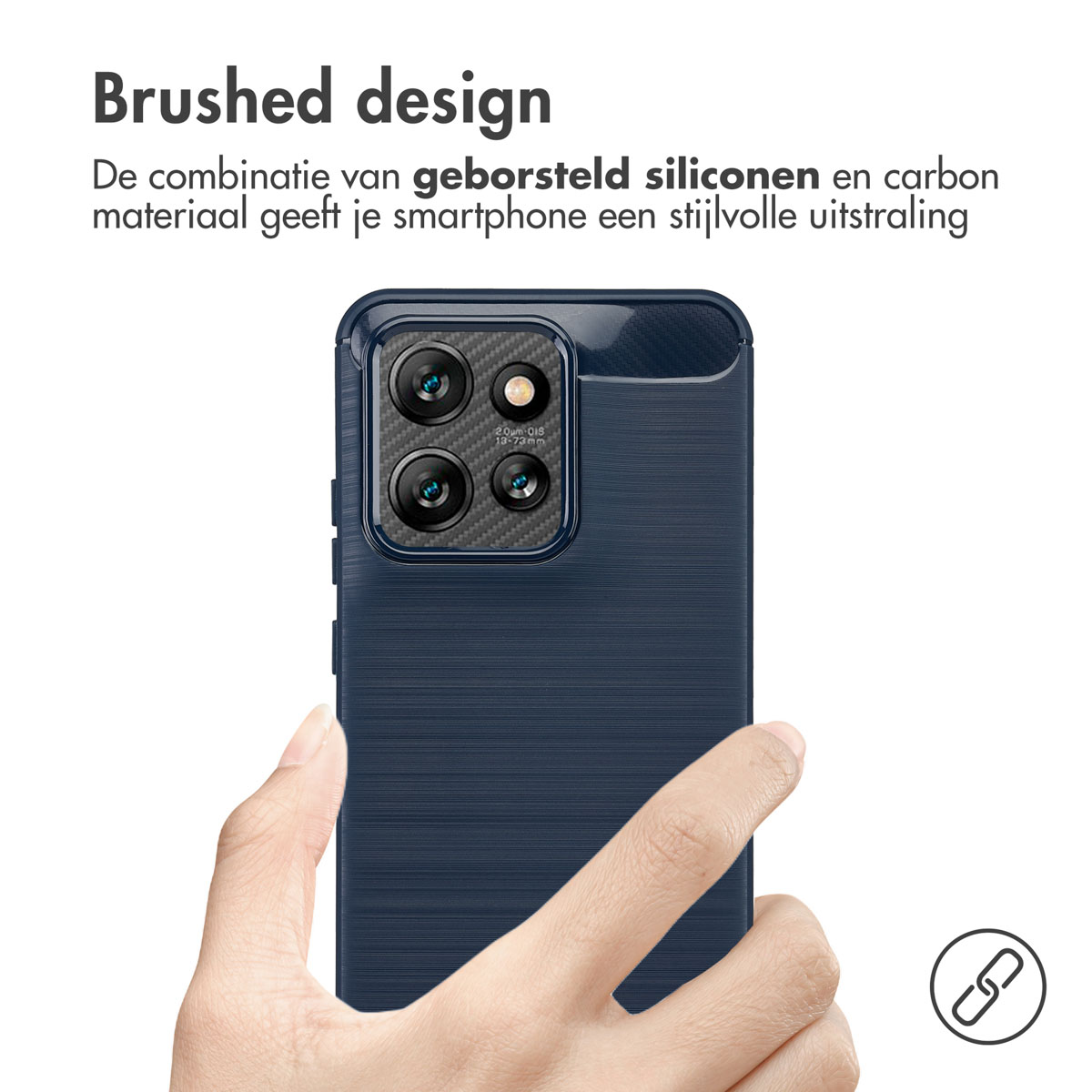 Een hand die een marineblauwe telefoonhoes met een geborsteld ontwerp vasthoudt, die de camera laat zien.