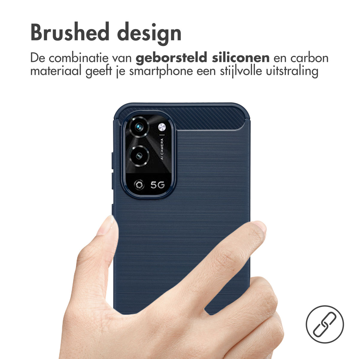 Main tenant une coque de téléphone bleue avec un dos texturé, montrant la zone de la caméra.