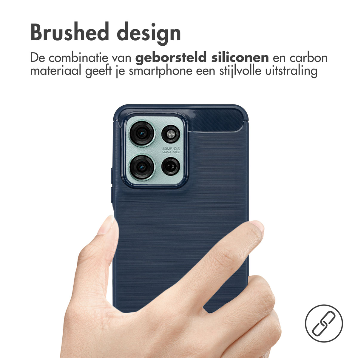 Mano sosteniendo una funda azul con teléfono. La funda tiene diseño cepillado. Fondo blanco.
