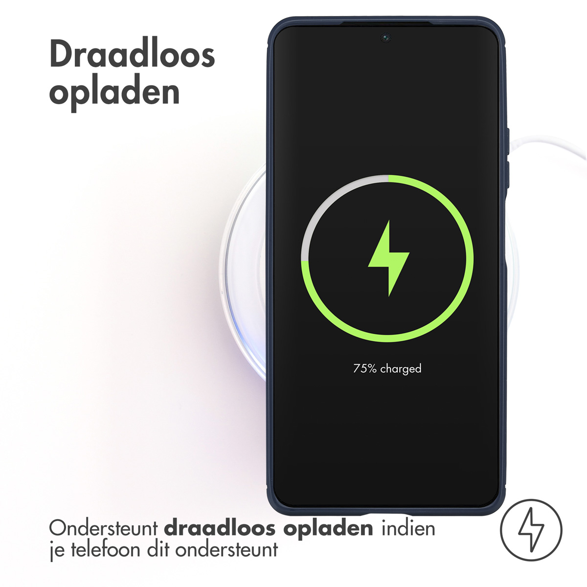 Teléfono cargando de forma inalámbrica. Muestra 75% cargado. Teléfono negro, funda azul.