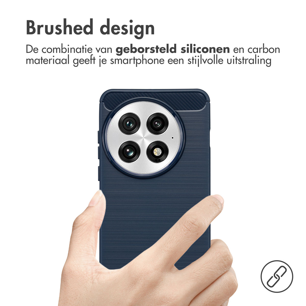 Een hand die een telefoonhoes vasthoudt. De hoes is donkerblauw, met een geborsteld ontwerp. Witte achtergrond.
