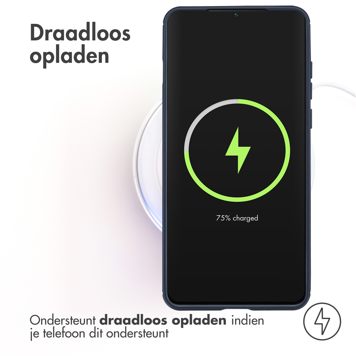 Een zwarte telefoon die draadloos oplaadt, in een donkerblauwe hoes. 75% opgeladen. Witte achtergrond.