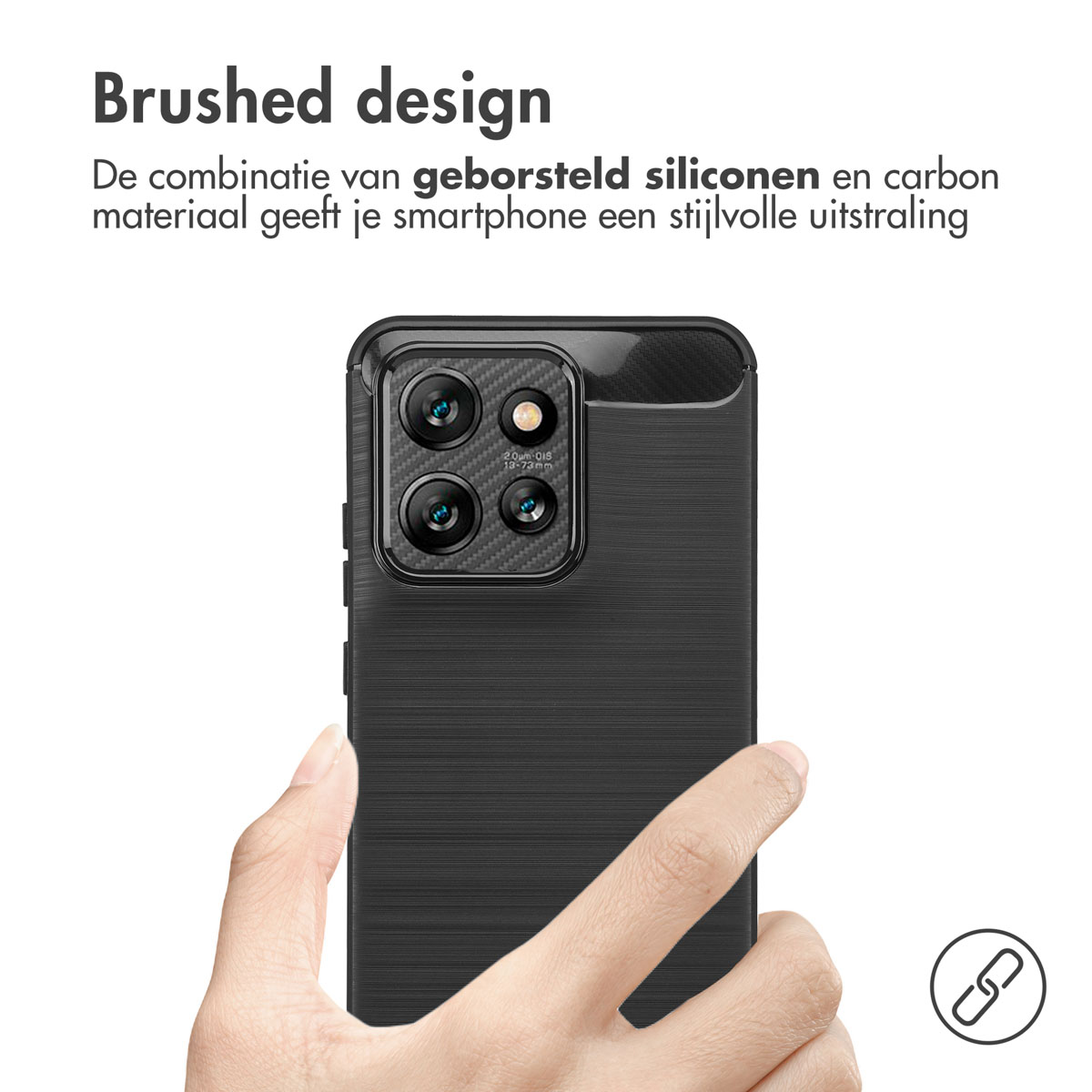 Een hand die een telefoonhoes vasthoudt. De hoes is zwart met een geborsteld ontwerp. Witte achtergrond.