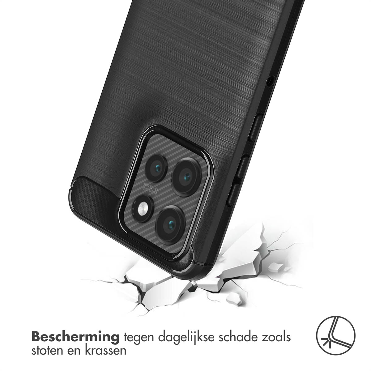 Een zwarte telefoonhoes op een witte ondergrond. De hoes is kapot. Een telefoon is zichtbaar op de achtergrond.