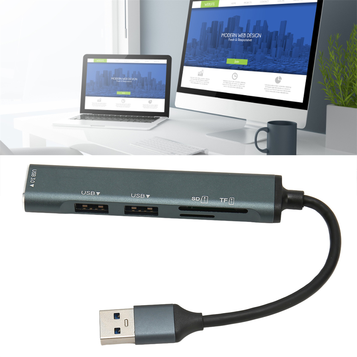 Ein Laptop und ein Monitor mit einer Website. Ein USB-Hub ist im Vordergrund.