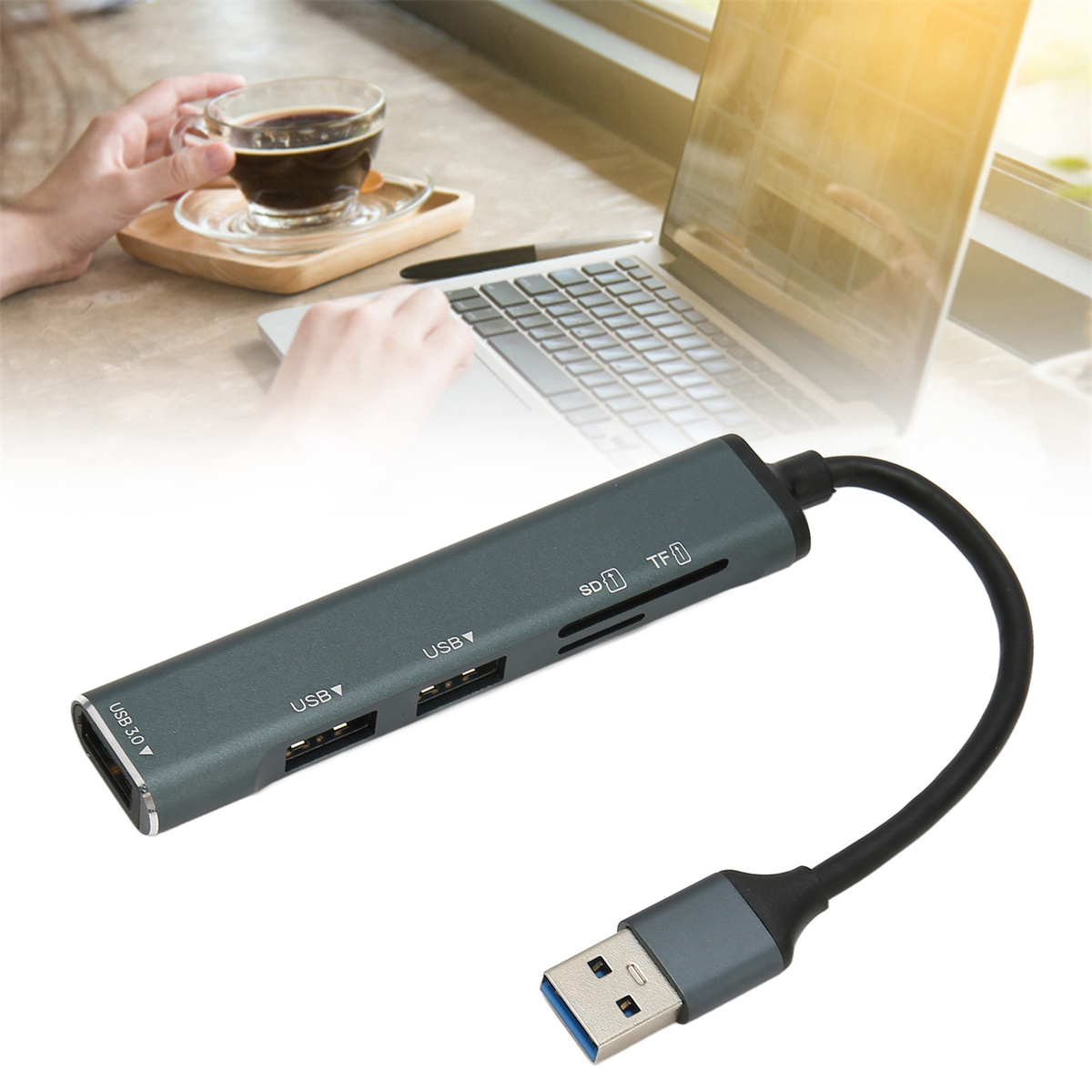 Grauer USB-Hub mit USB- und SD-Karten-Anschlüssen. Der Hub ist mit einem Laptop verbunden.