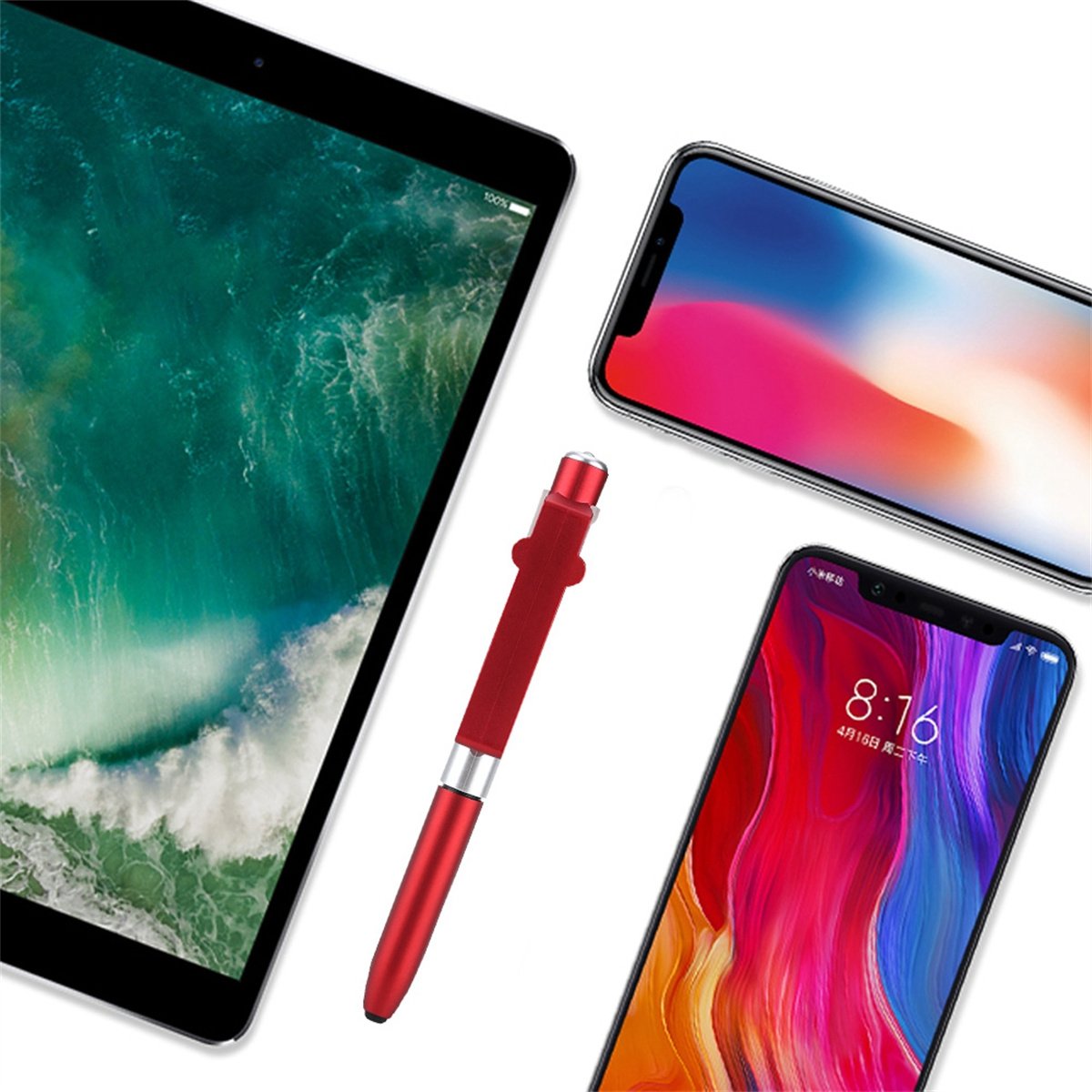 Ein roter Stift neben einem Tablet und zwei Smartphones, alles auf weißem Untergrund.