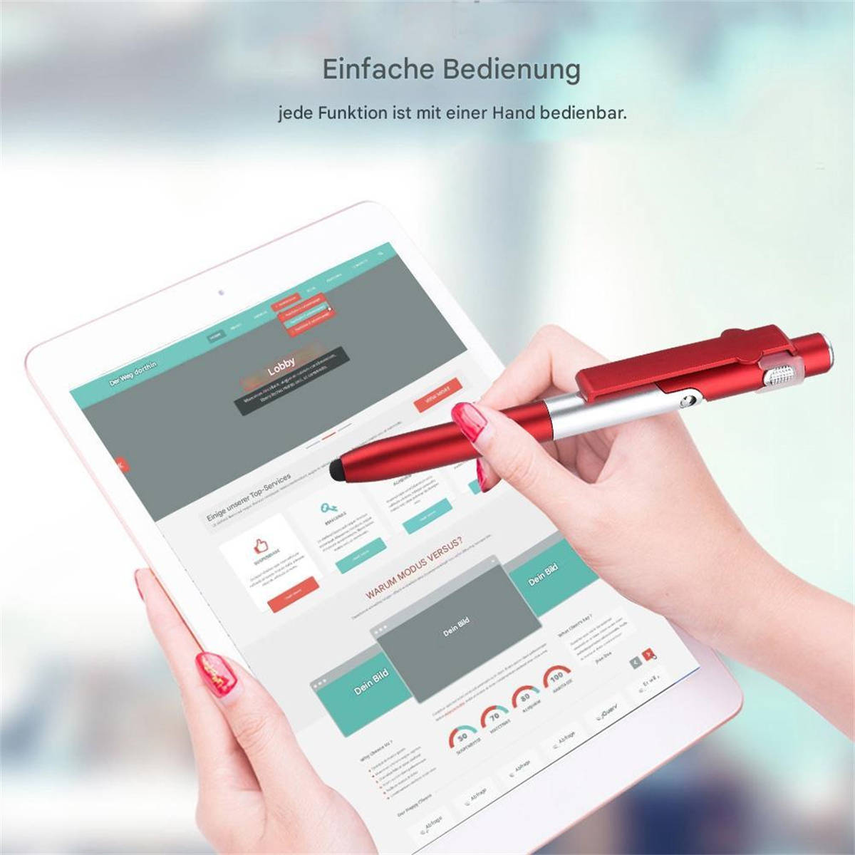 Hand einer Frau, die einen roten Stift über einem Tablet hält. Tablet-Bildschirm zeigt eine Website.