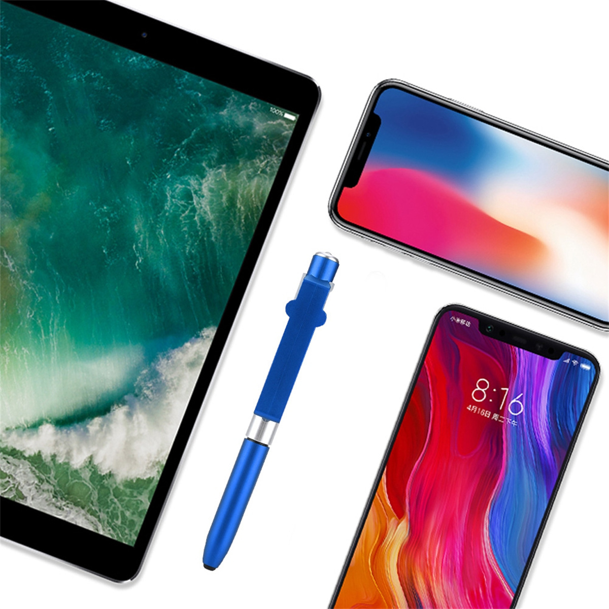 Ein Tablet und zwei Telefone mit einem blauen Stift in der Mitte auf weißem Hintergrund.