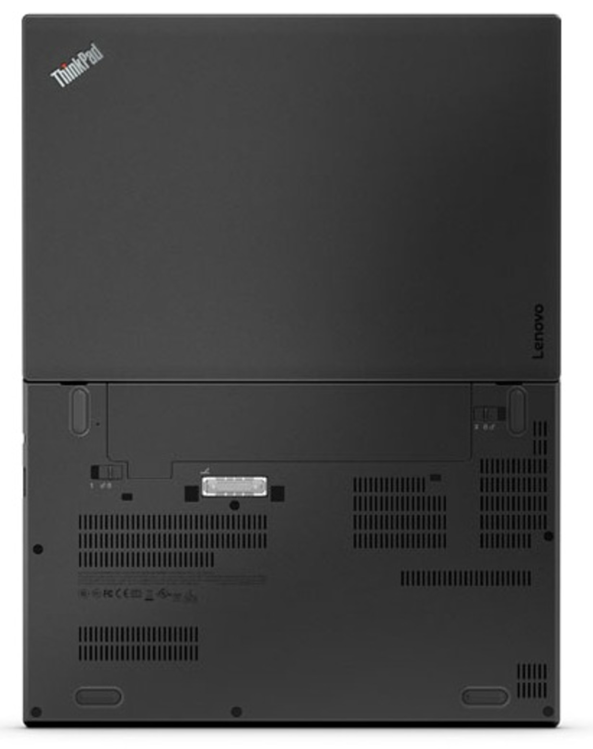 Ein schwarzer Laptop, Unteransicht, mit Lüftungsschlitzen, Anschlüssen und einem Lenovo-Logo. ThinkPad steht oben.