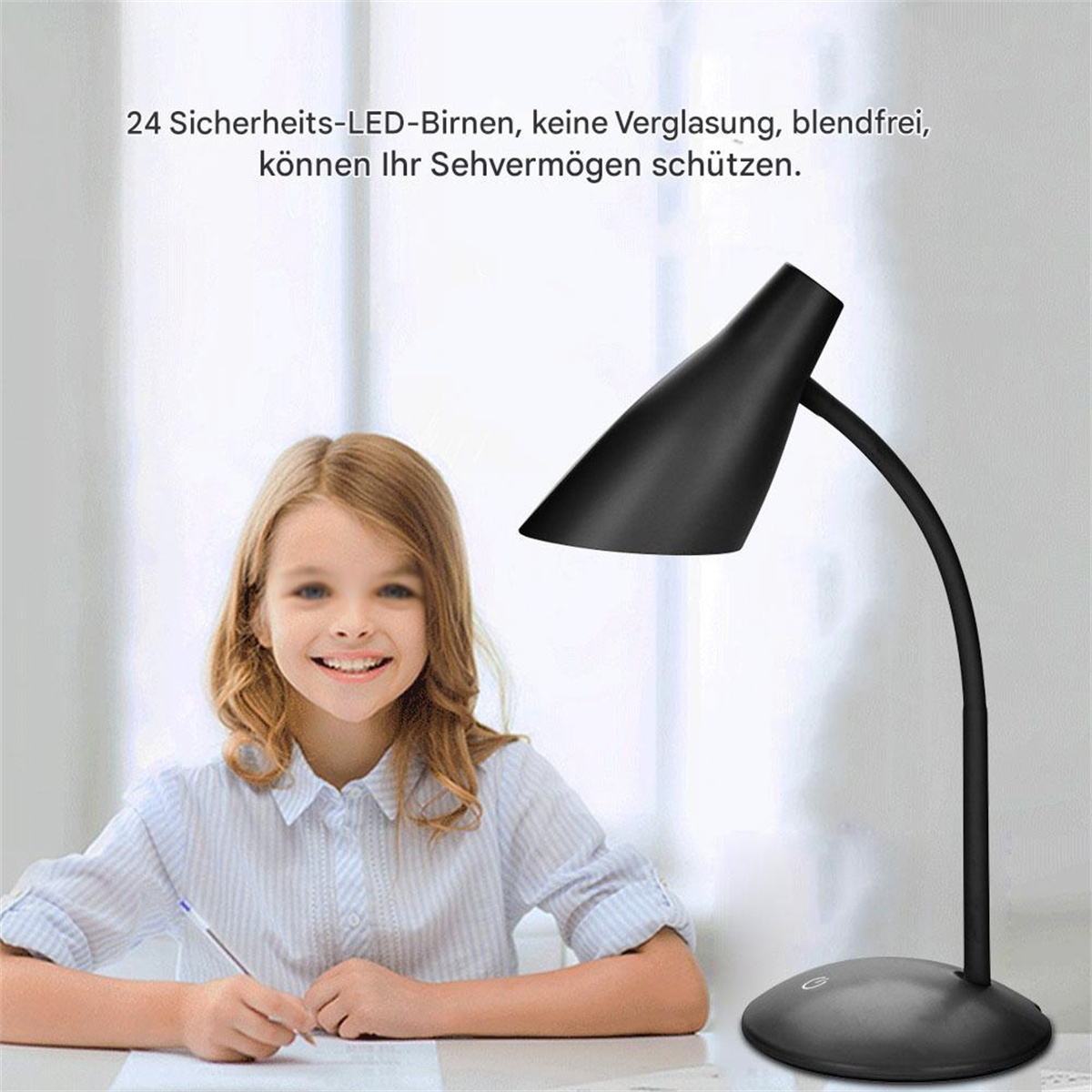 Ein Mädchen schreibt an einem Schreibtisch mit einer schwarzen Schreibtischlampe. Text auf Deutsch ist ebenfalls sichtbar.
