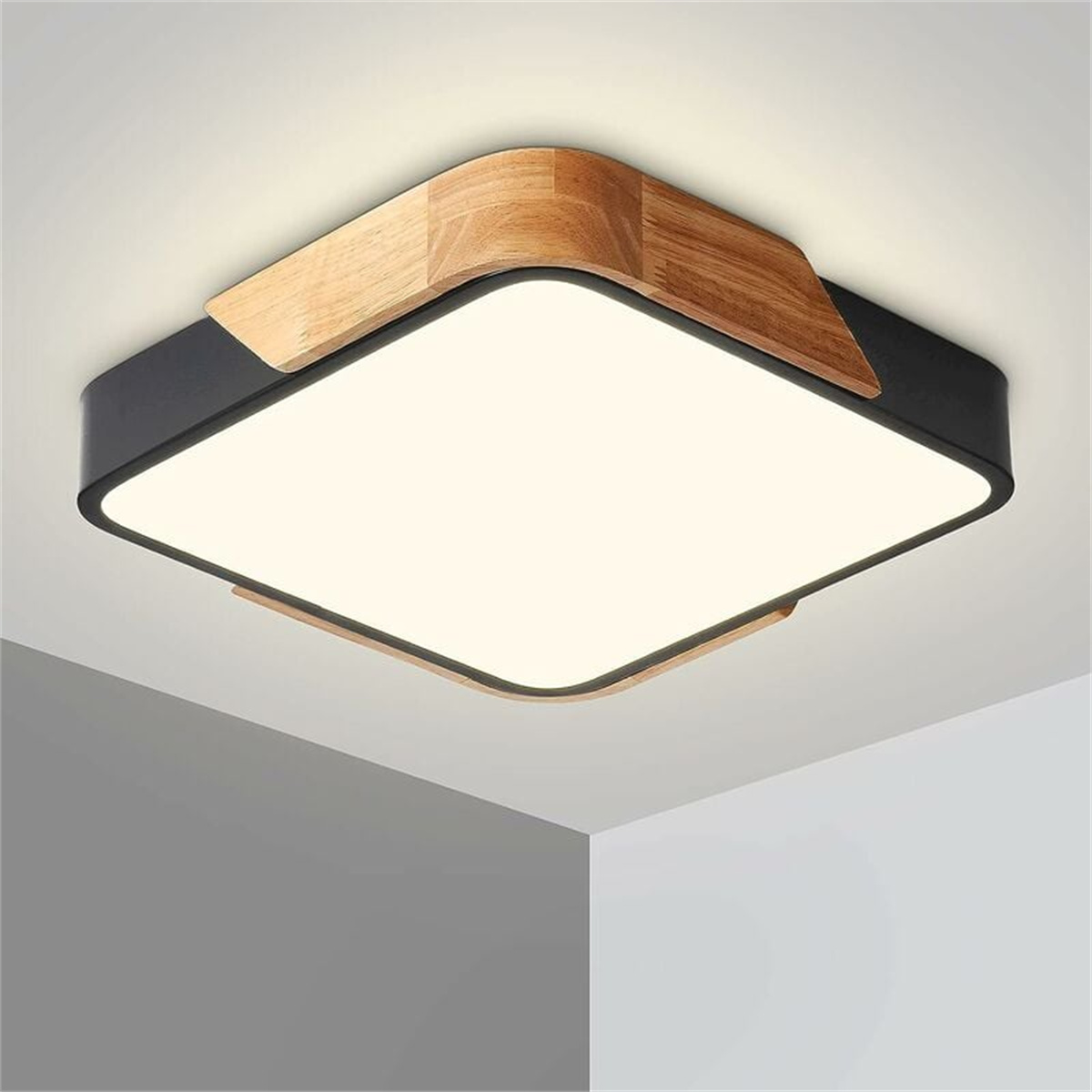 Quadratische Deckenleuchte mit Holzakzenten auf dunklem Rahmen, die helles Licht aussendet.