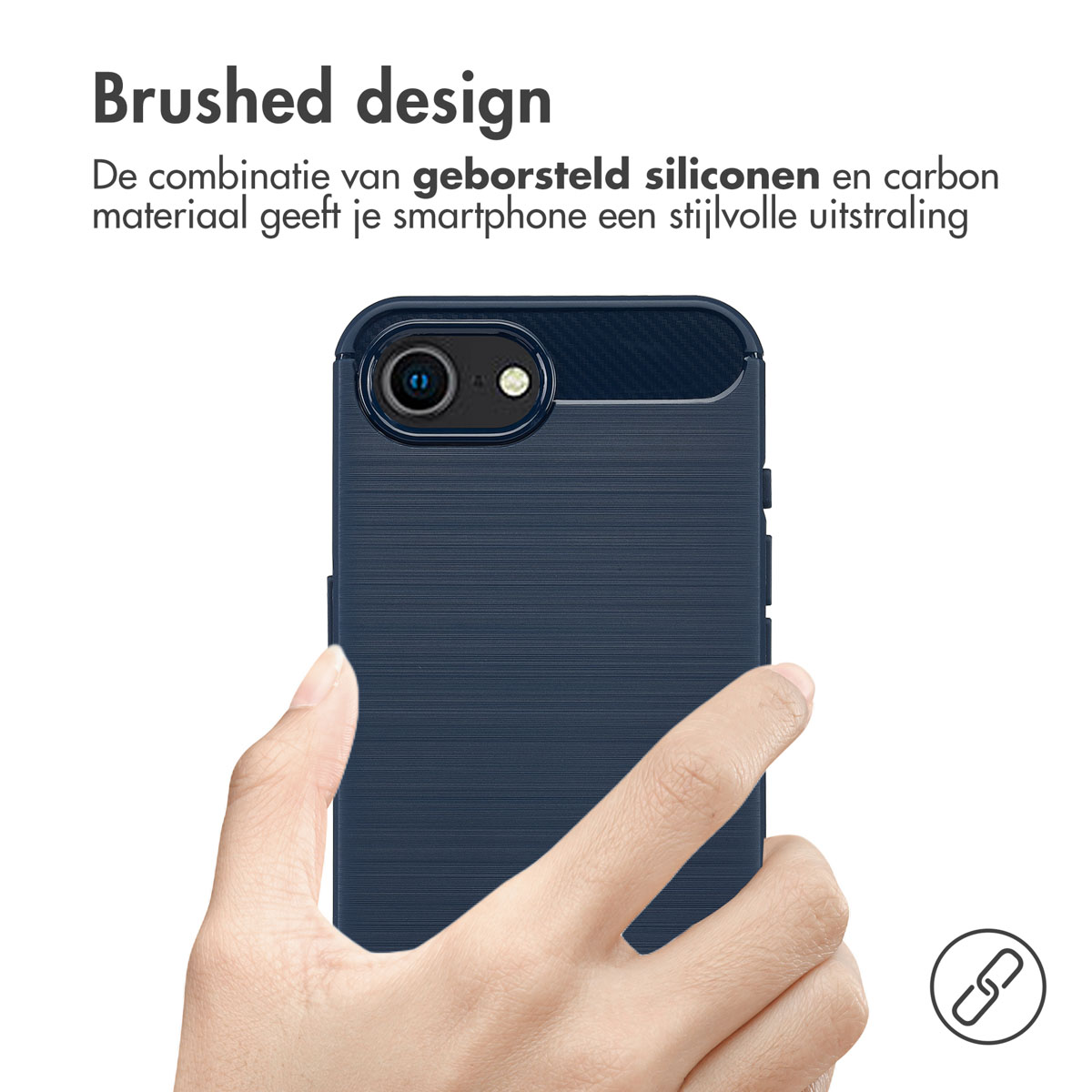 Mano che tiene una custodia blu per telefono con texture spazzolata e un ritaglio per la fotocamera.