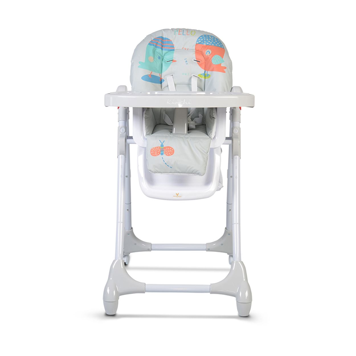 Ein weißer Babyhochstuhl. Er hat ein Tablett, einen Sitz und eine Rückenlehne mit Vogelillustrationen. Der Stuhl steht vor weißem Hintergrund.