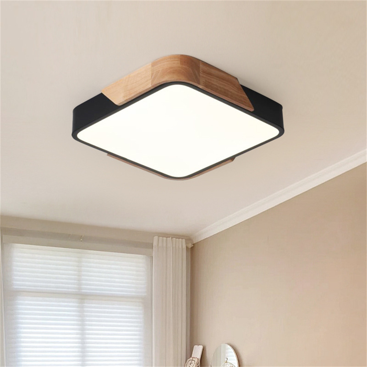 Quadratische Deckenleuchte mit Holzakzenten und weißem Lichtpaneel, an einer weißen Decke installiert.