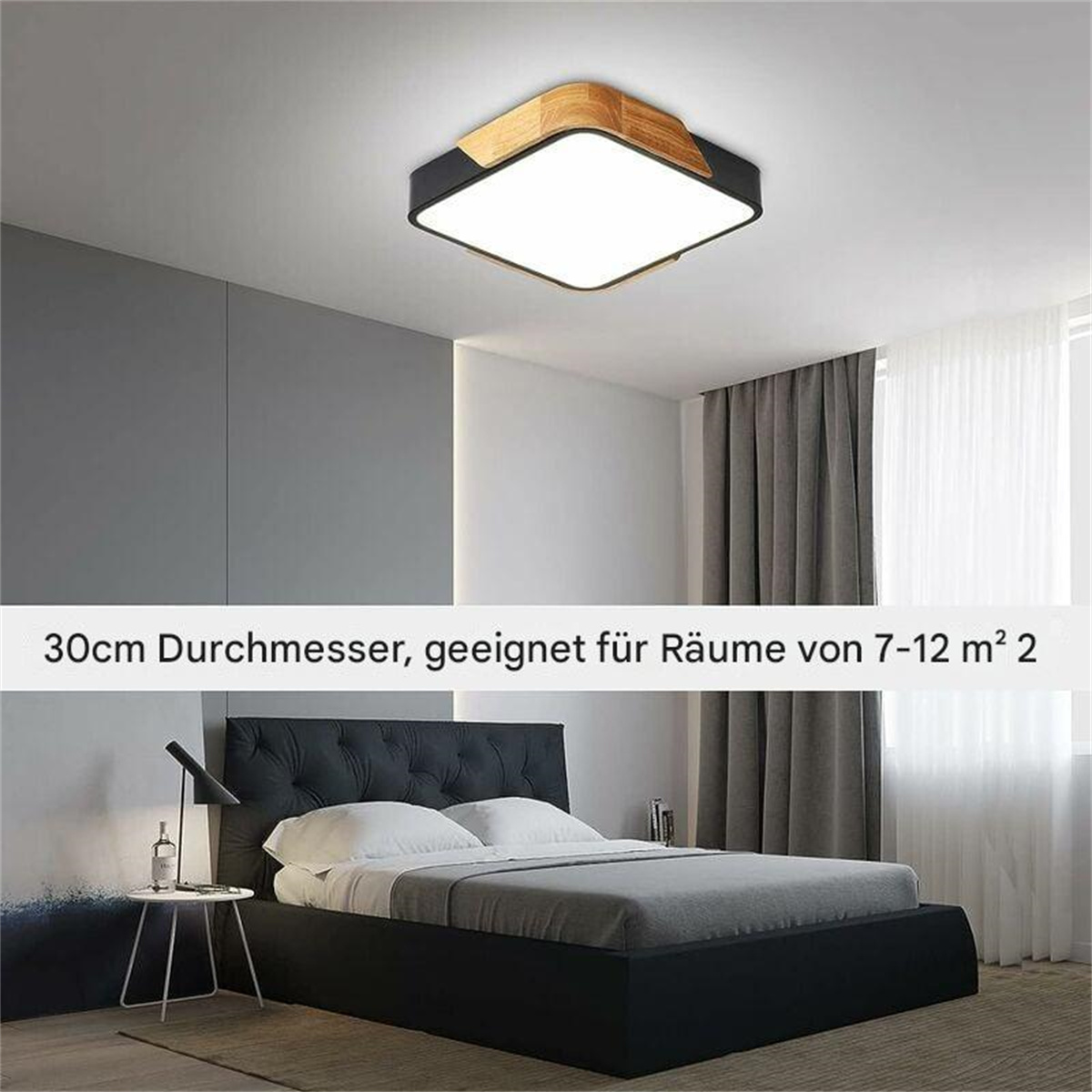 Schlafzimmer mit quadratischer Deckenleuchte, Bett und Vorhängen. Text auf Deutsch.