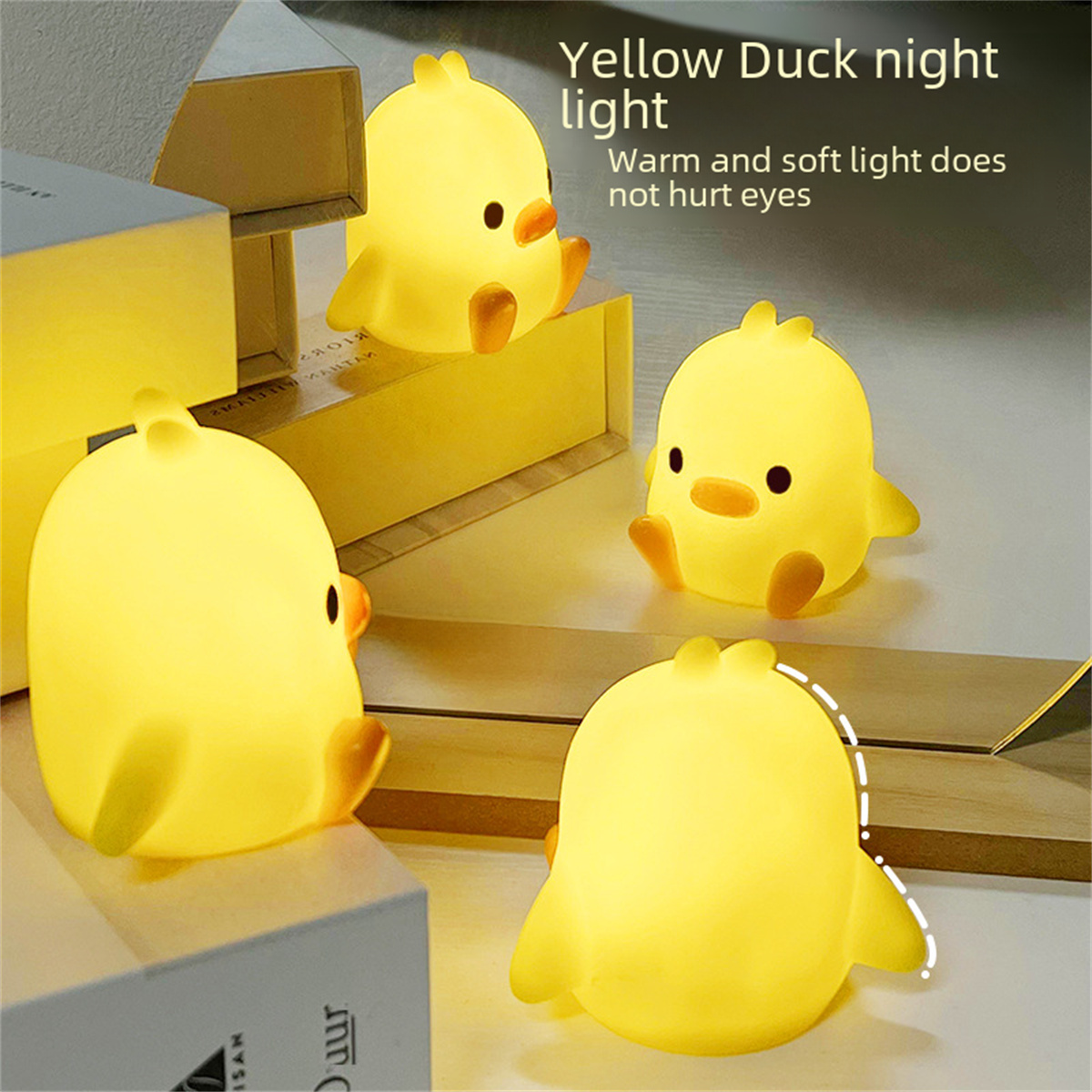 Vier gelbe Enten-Nachtlichter. Eines liegt auf der Seite, drei stehen aufrecht. Der Text sagt: 'Warmes und weiches Licht schadet den Augen nicht'.