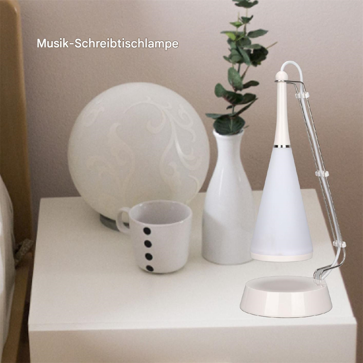 Ein Nachttisch mit einer Lampe, einer Vase mit Pflanze und einer Tasse. Die Lampe ist weiß.
