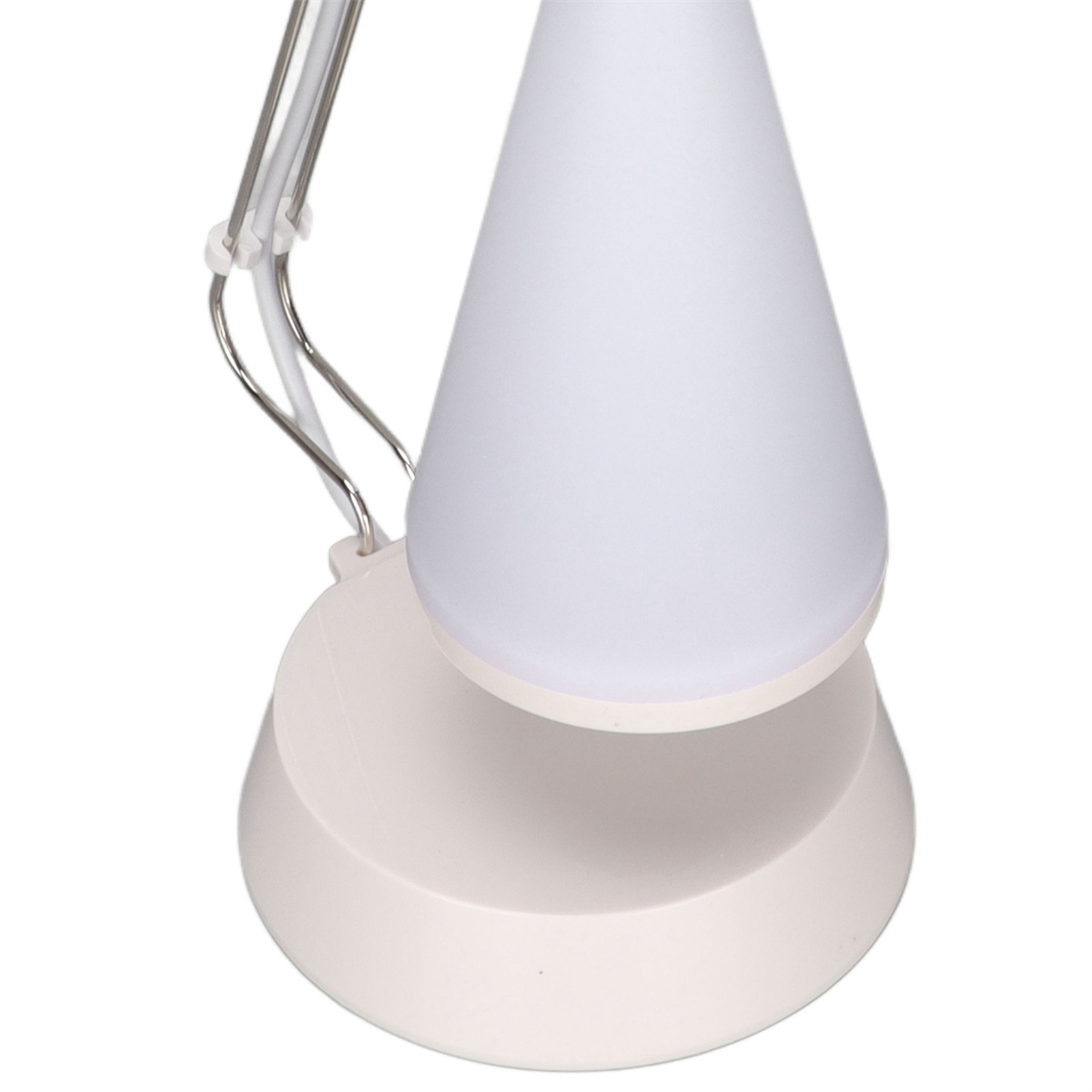 Eine weiße Schreibtischlampe mit kegelförmigem Kopf, auf weißem Hintergrund.