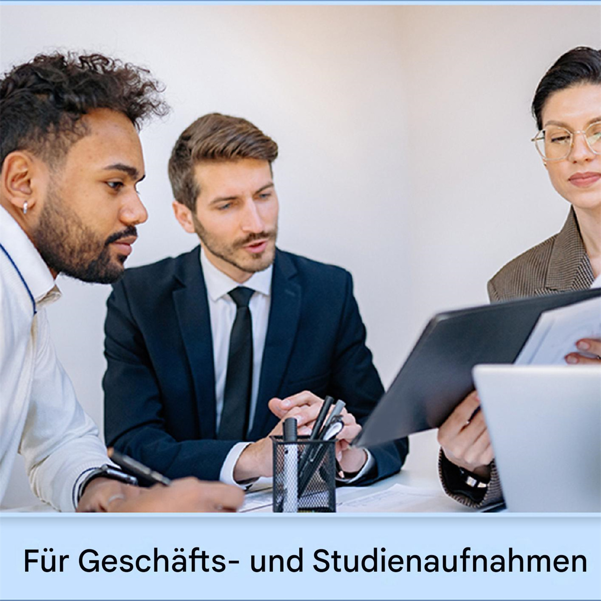Drei Personen in Geschäftskleidung an einem Schreibtisch, eine hält Papiere. Text: 'Für...'.