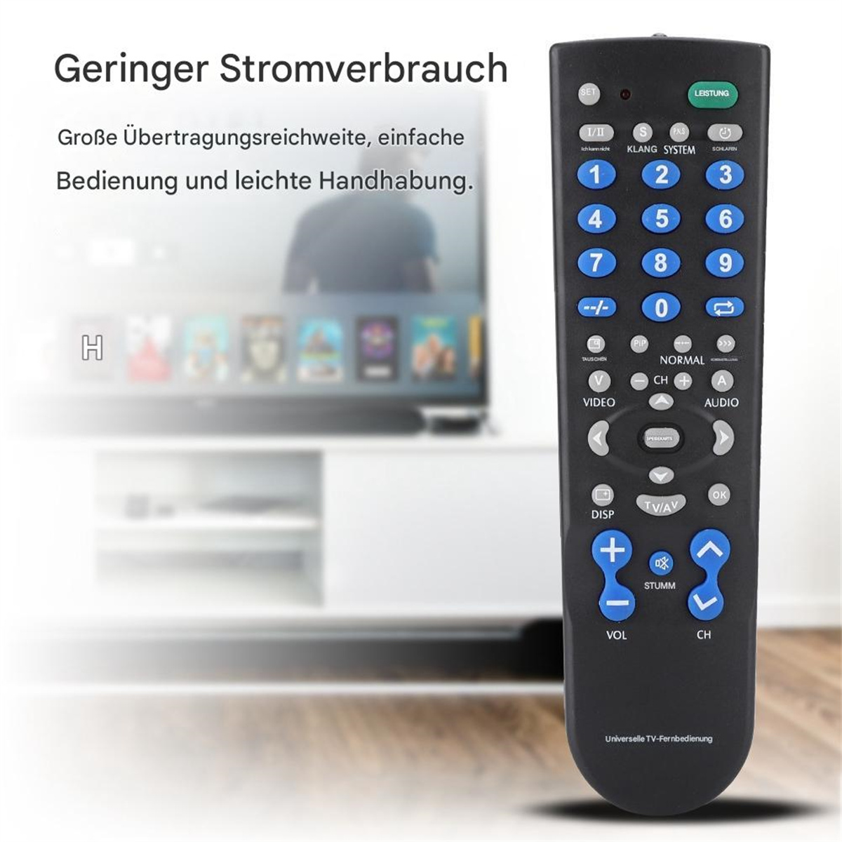 Eine schwarze TV-Fernbedienung mit blauen Tasten wird mit deutschem Text und unscharfem Hintergrund angezeigt.