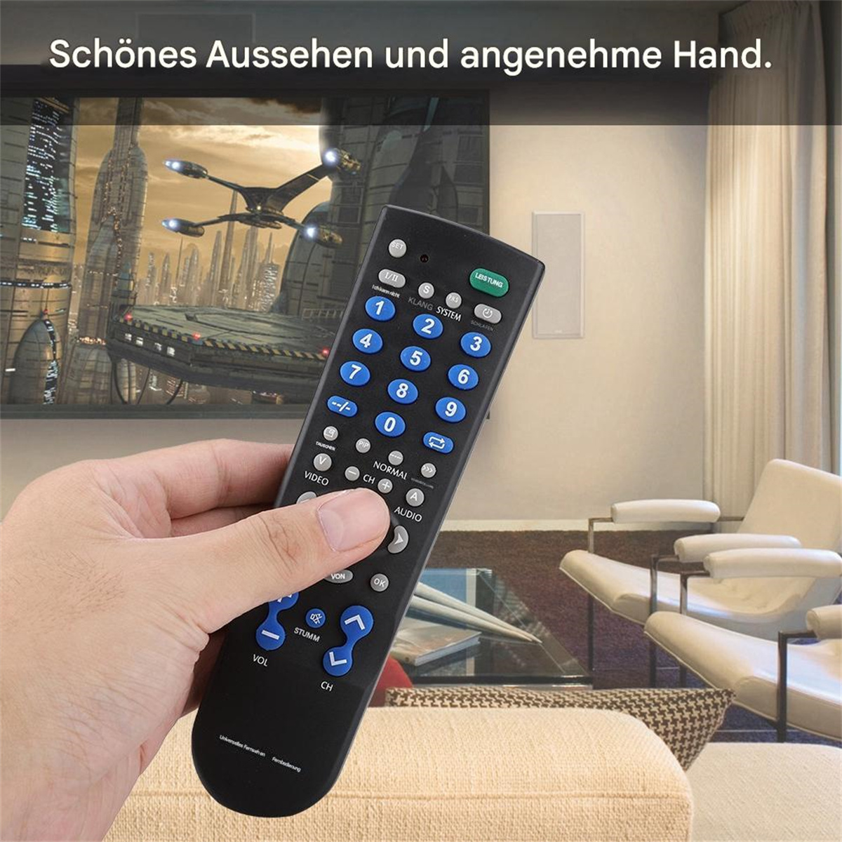 Hand hält eine schwarze Fernbedienung mit Knöpfen, ein Fernseher zeigt eine Sci-Fi-Szene im Hintergrund. Sofa und Stuhl rechts.