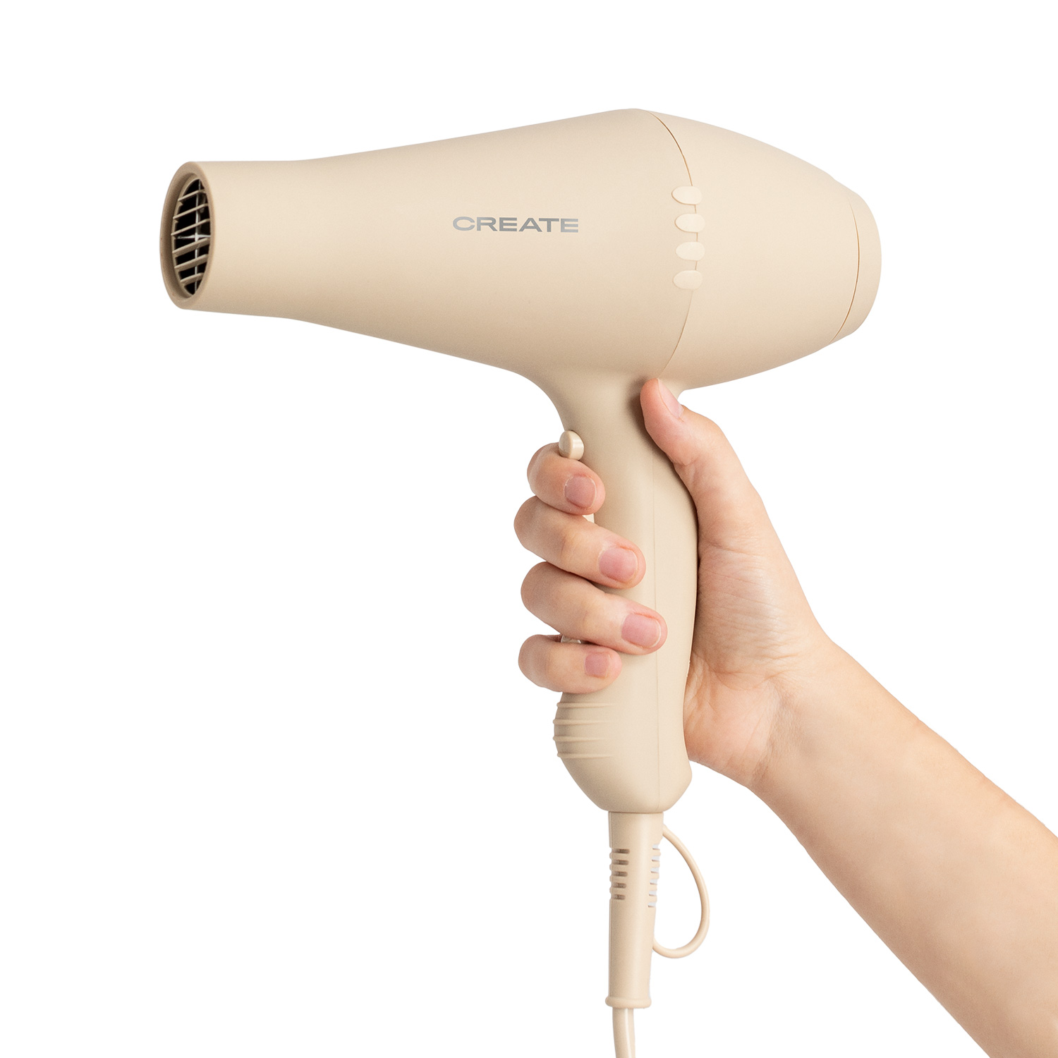Un secador de pelo beige sostenido por una mano sobre un fondo blanco.