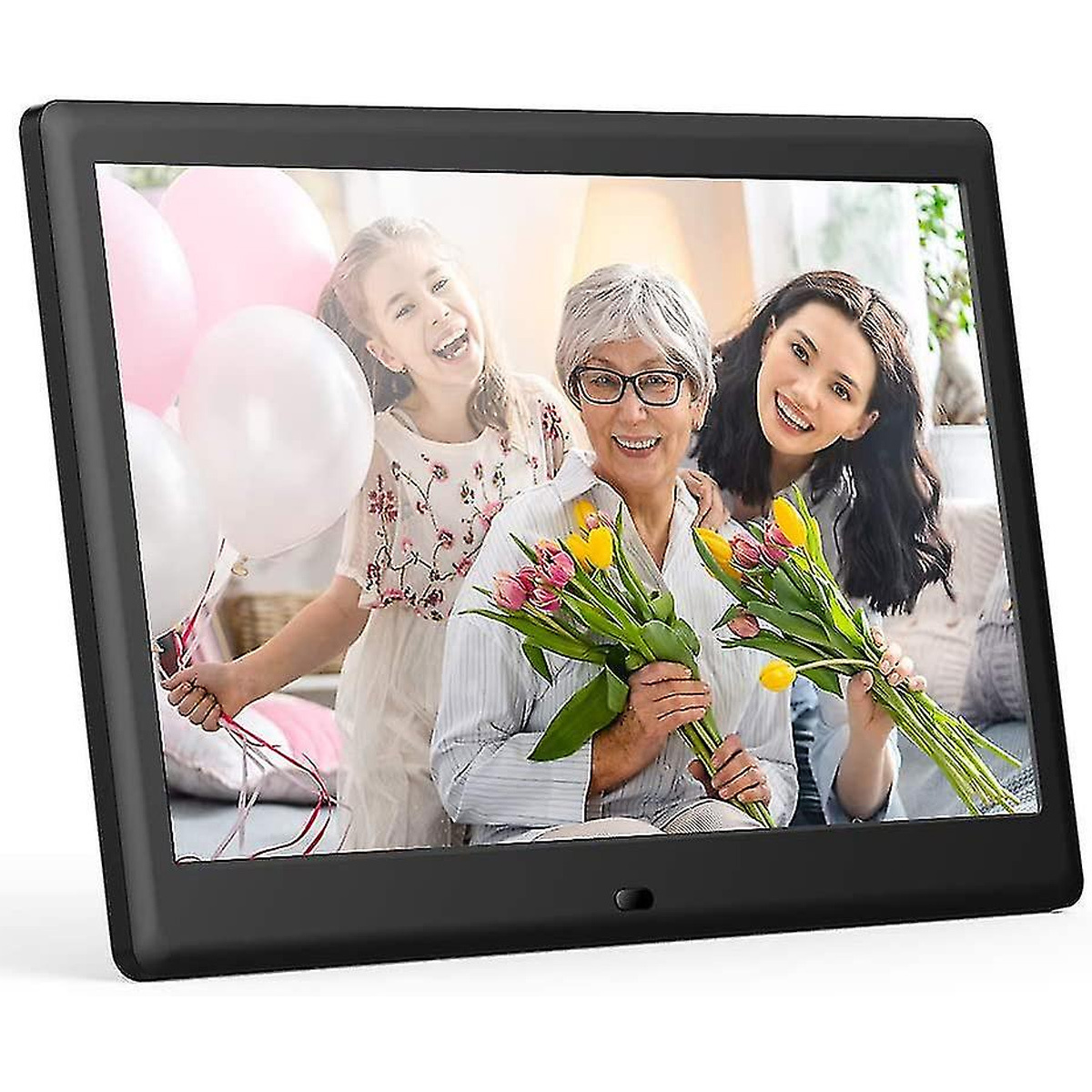 Ein digitaler Bilderrahmen, der ein Familienfoto anzeigt. Drei Frauen halten Blumen, lächeln. Ballons im Hintergrund.