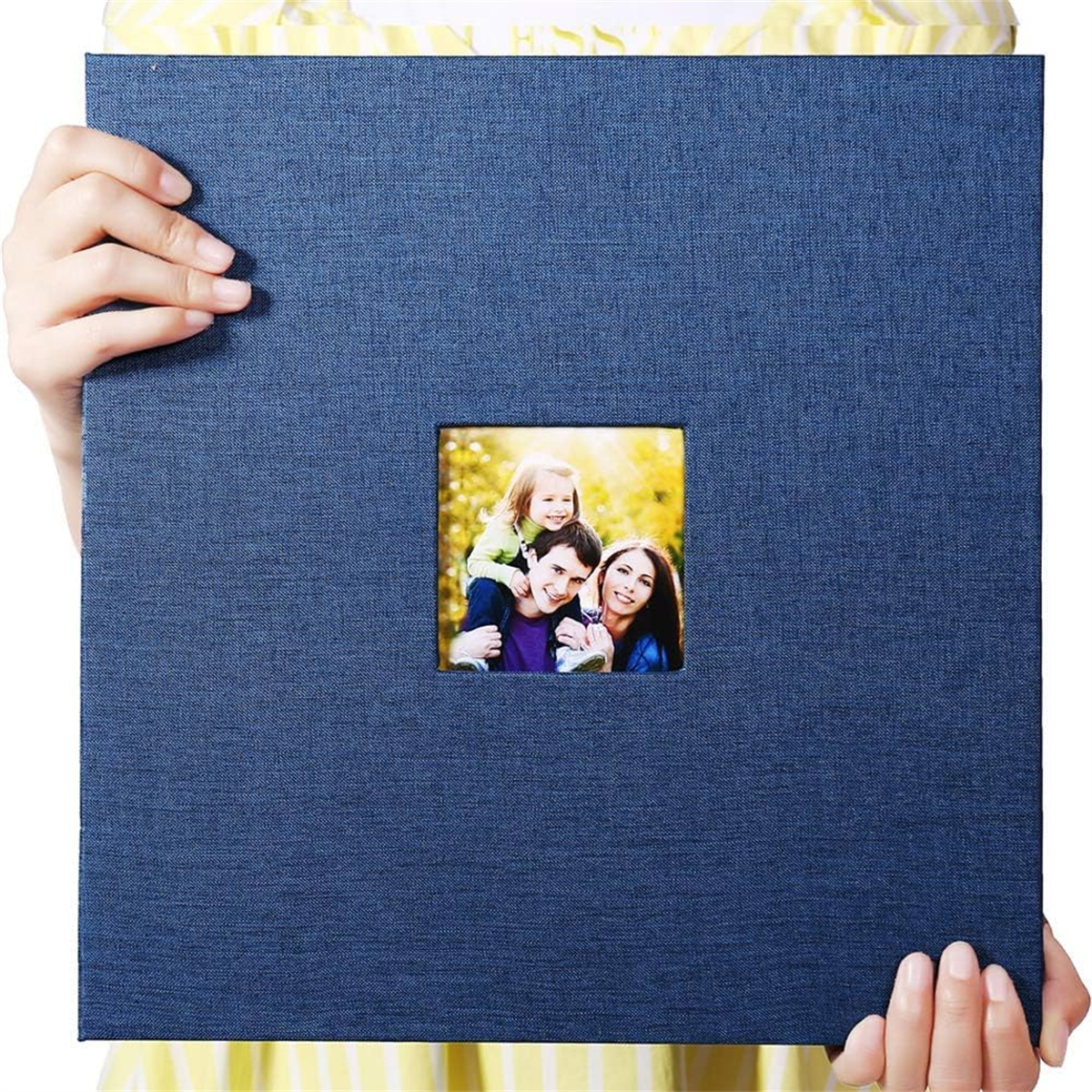 Eine Person hält ein blaues Fotoalbum mit einem Familienfoto in einem quadratischen Ausschnitt.
