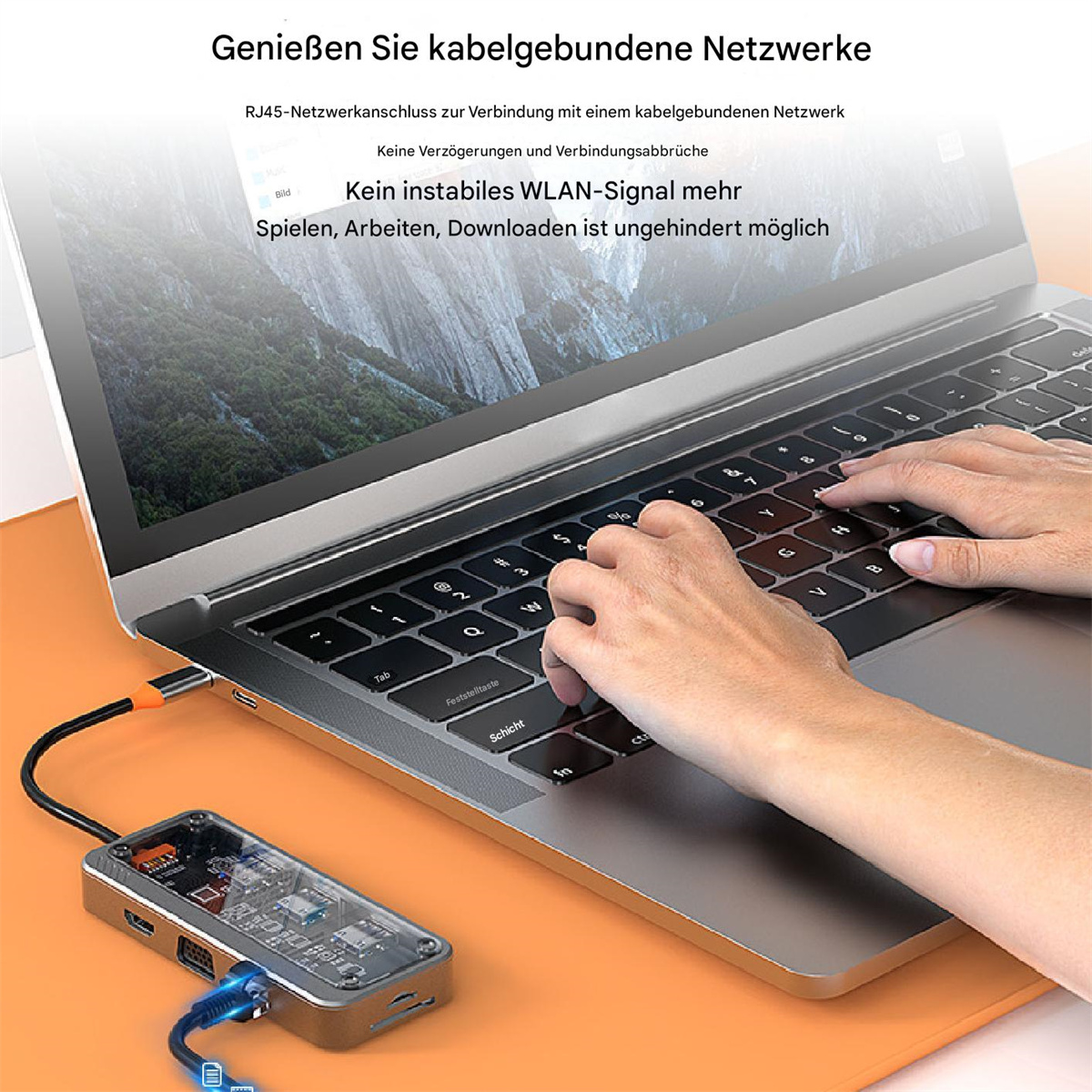 Hände tippen auf einem Laptop mit angeschlossenem Adapter. Text-Overlay: Genießen Sie kabelgebundene Netzwerke.