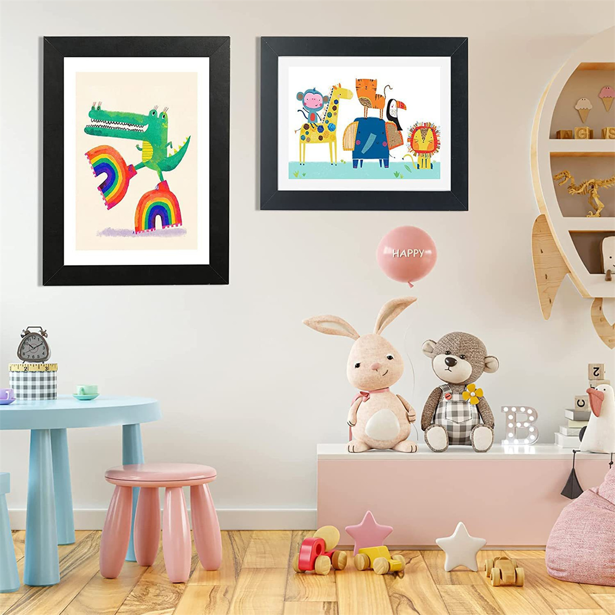 Kinderzimmer mit gerahmter Tierkunst, Spielzeug und einem Ballon mit der Aufschrift „HAPPY“.