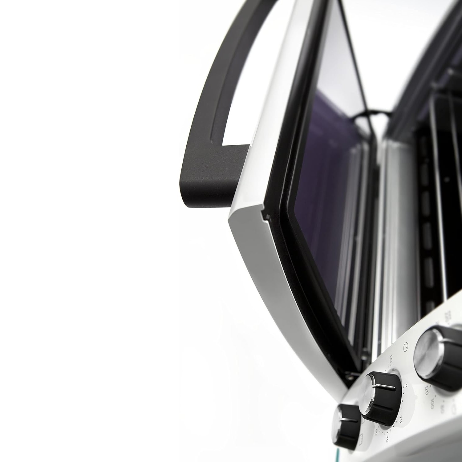 Zbliżenie białego i srebrnego urządzenia z otwartymi drzwiami, pokrętłami i uchwytem.