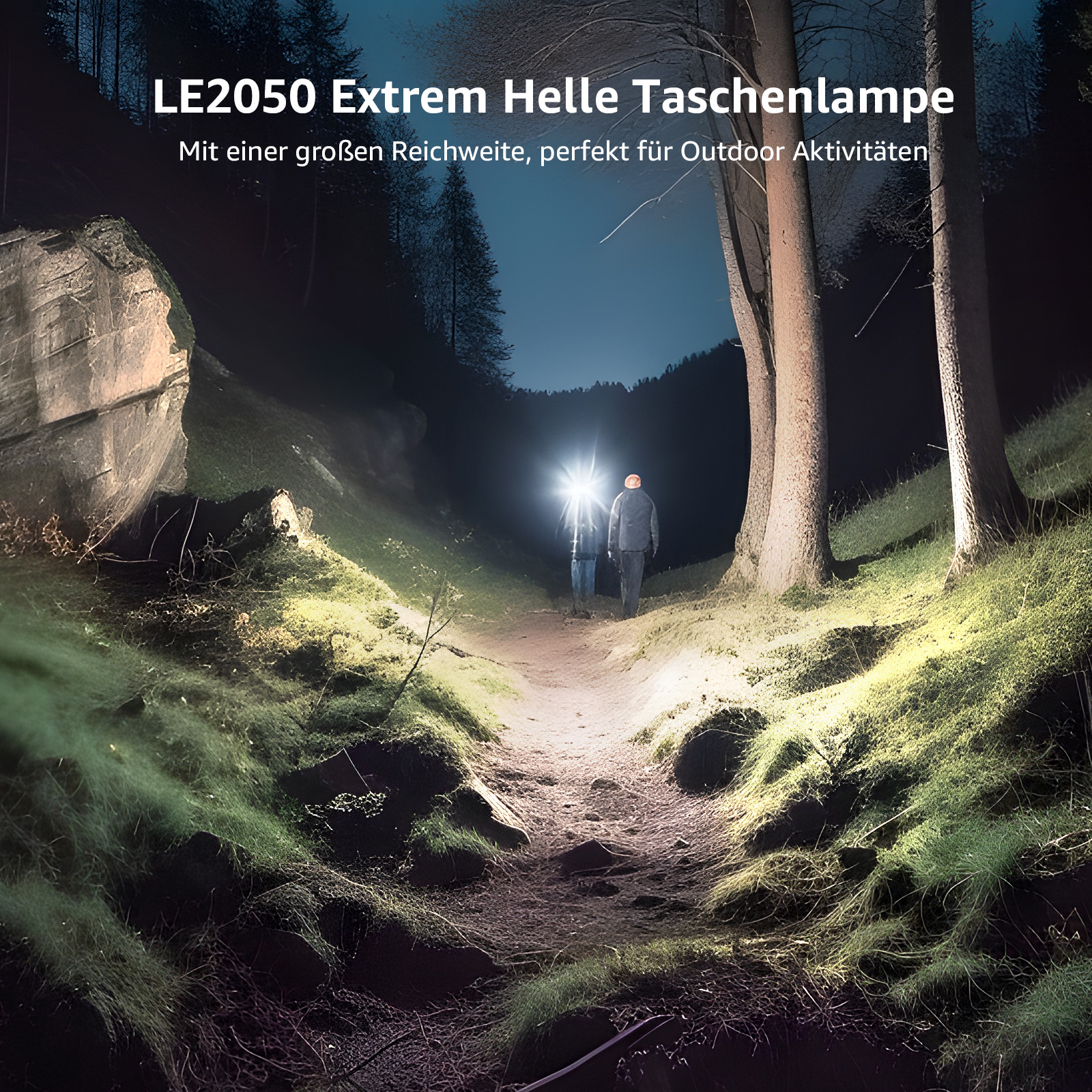 Person geht auf einem Weg, der von einer Taschenlampe beleuchtet wird, dunkle Nacht.