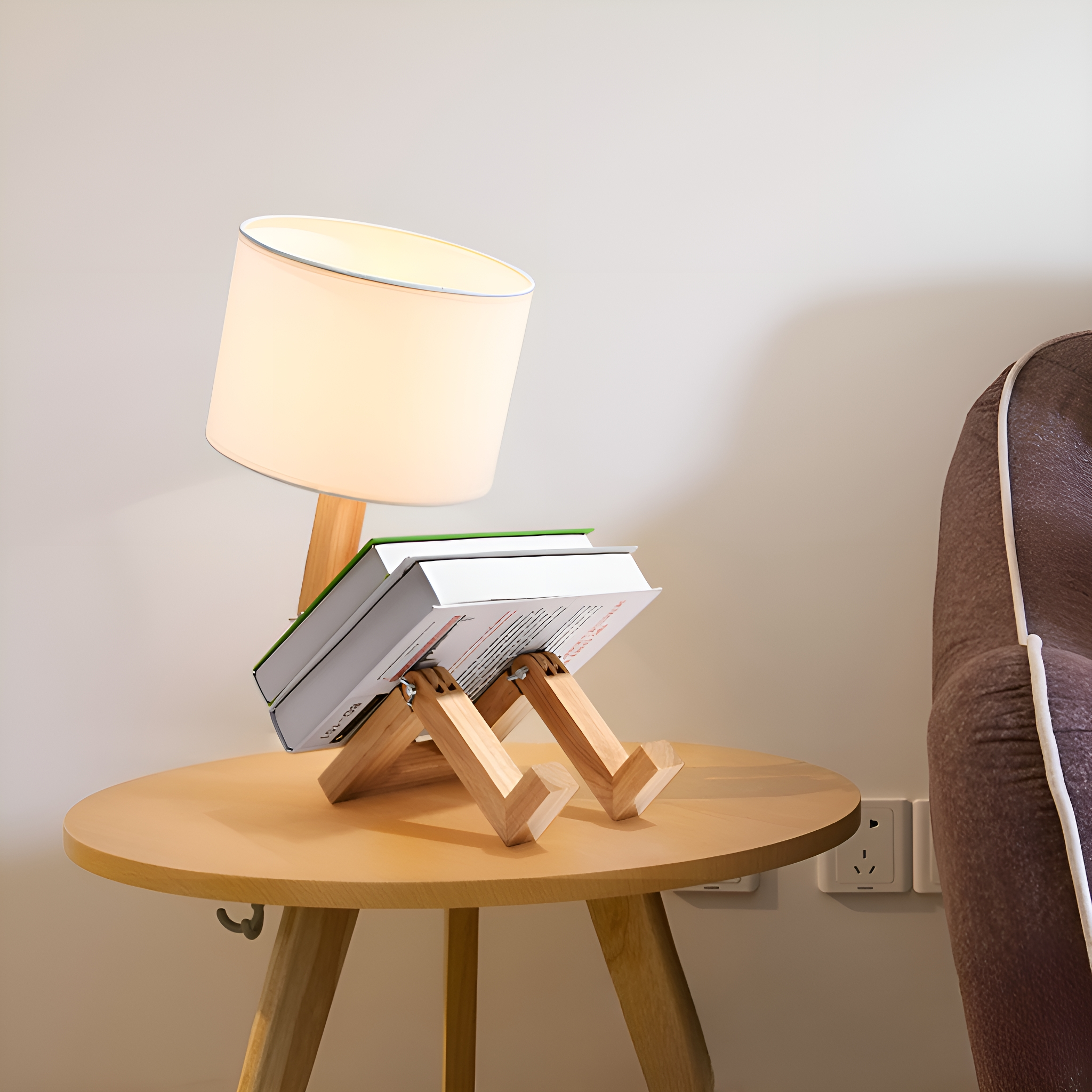 Lampe mit Büchern auf einem Tisch. Holzbeine.