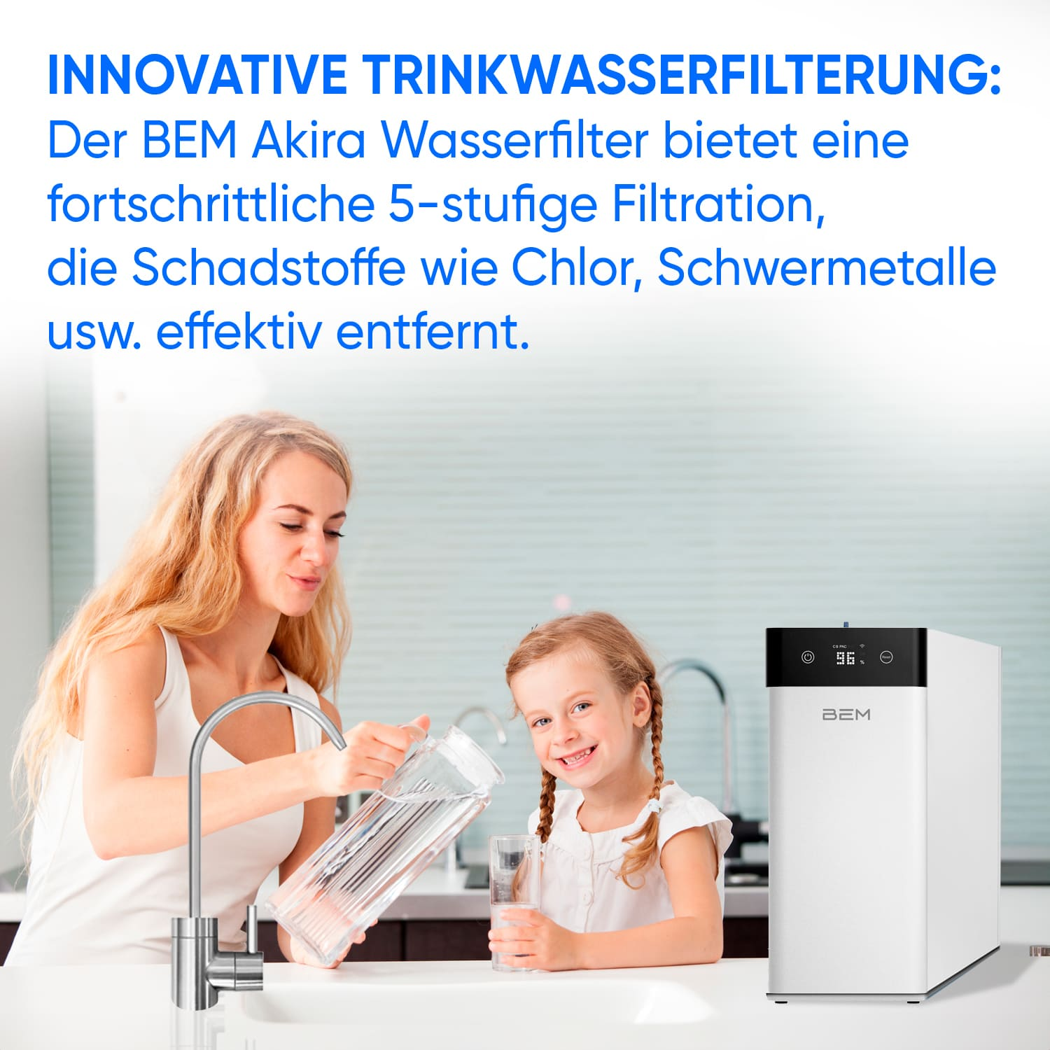 Frau und Kind mit Wasserfilter, Text über 5-Stufen-Filtration.