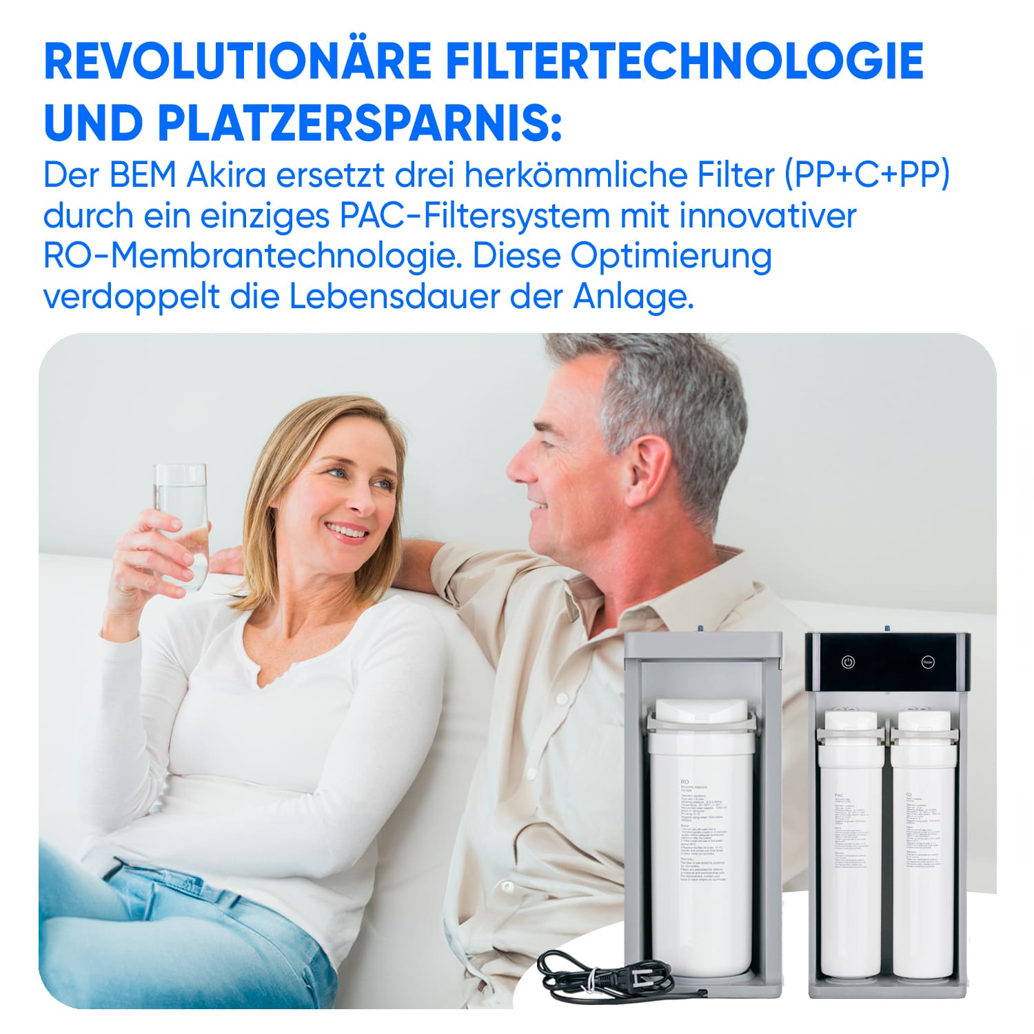 Ein Paar sitzt auf einem Sofa, im Hintergrund befindet sich ein Wasserfilter. Der Text lautet 'Revolutionäre Filtertechnologie'.
