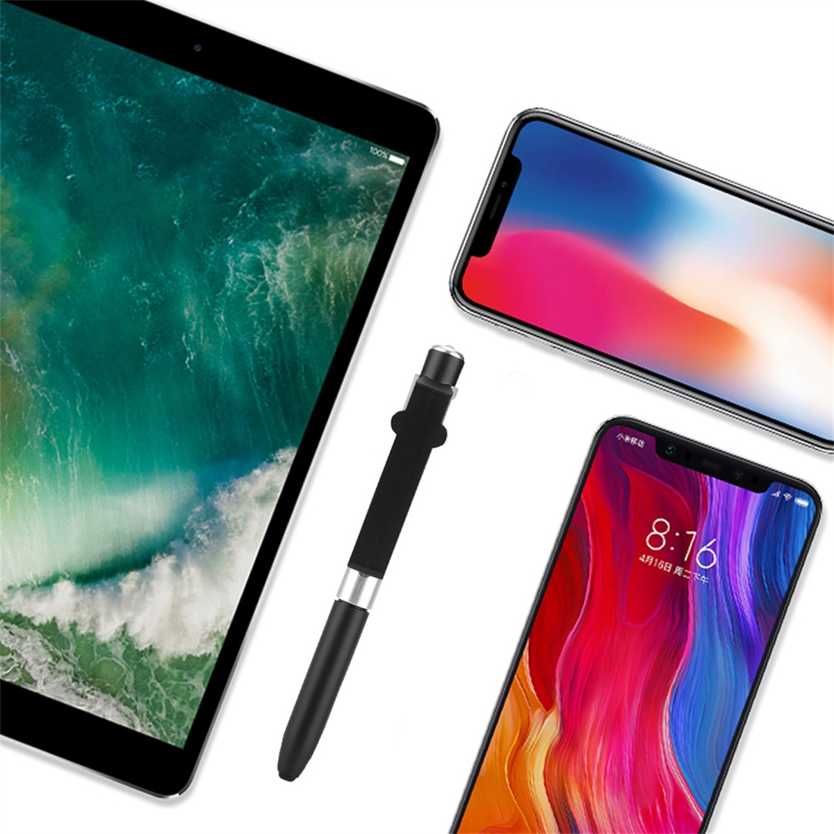 Ein iPad und zwei Telefone mit einem Stift werden angezeigt. Die Telefone und der iPad-Bildschirm zeigen Bilder.