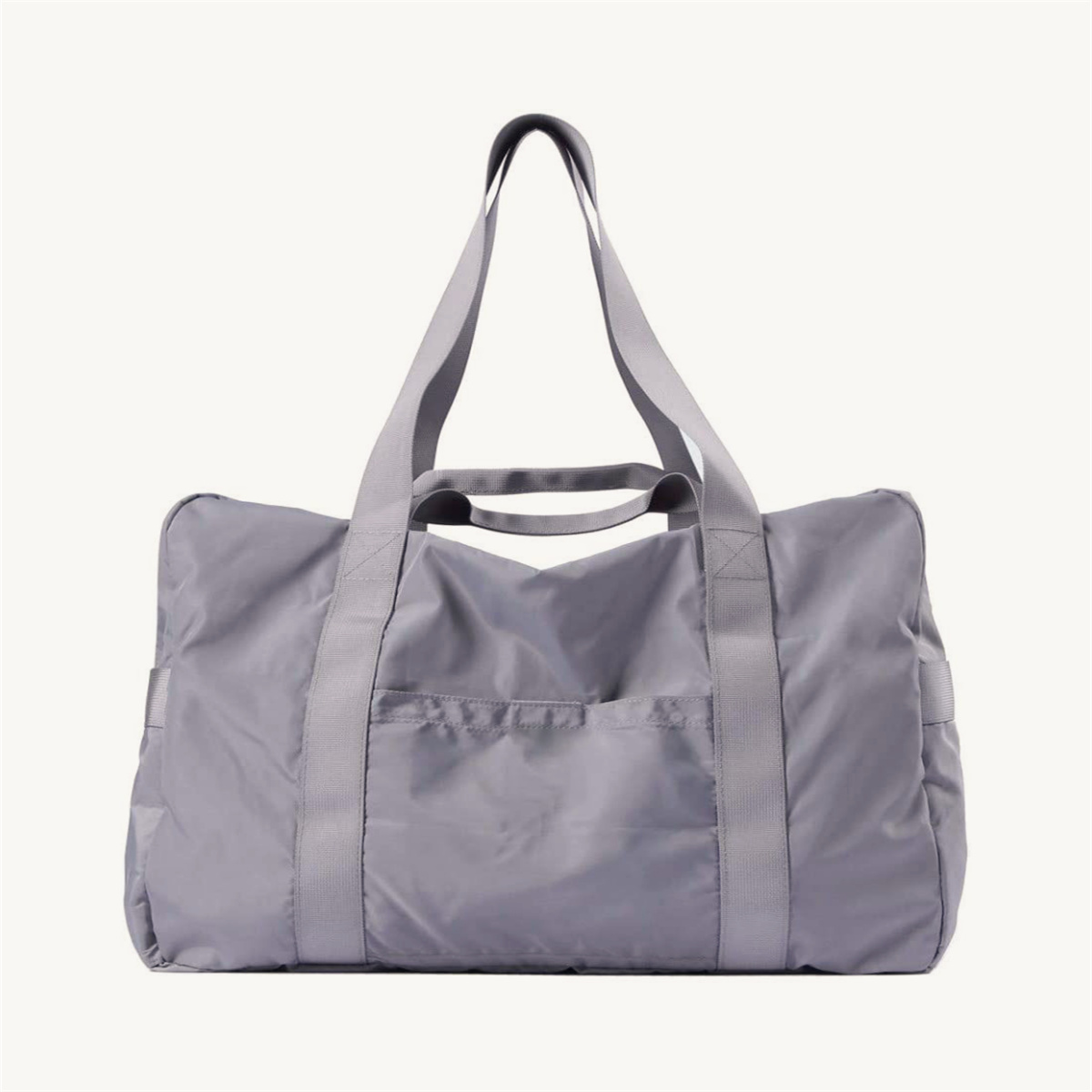 Eine graue Reisetasche mit zwei Griffen und einem Schultergurt, auf weißem Hintergrund.