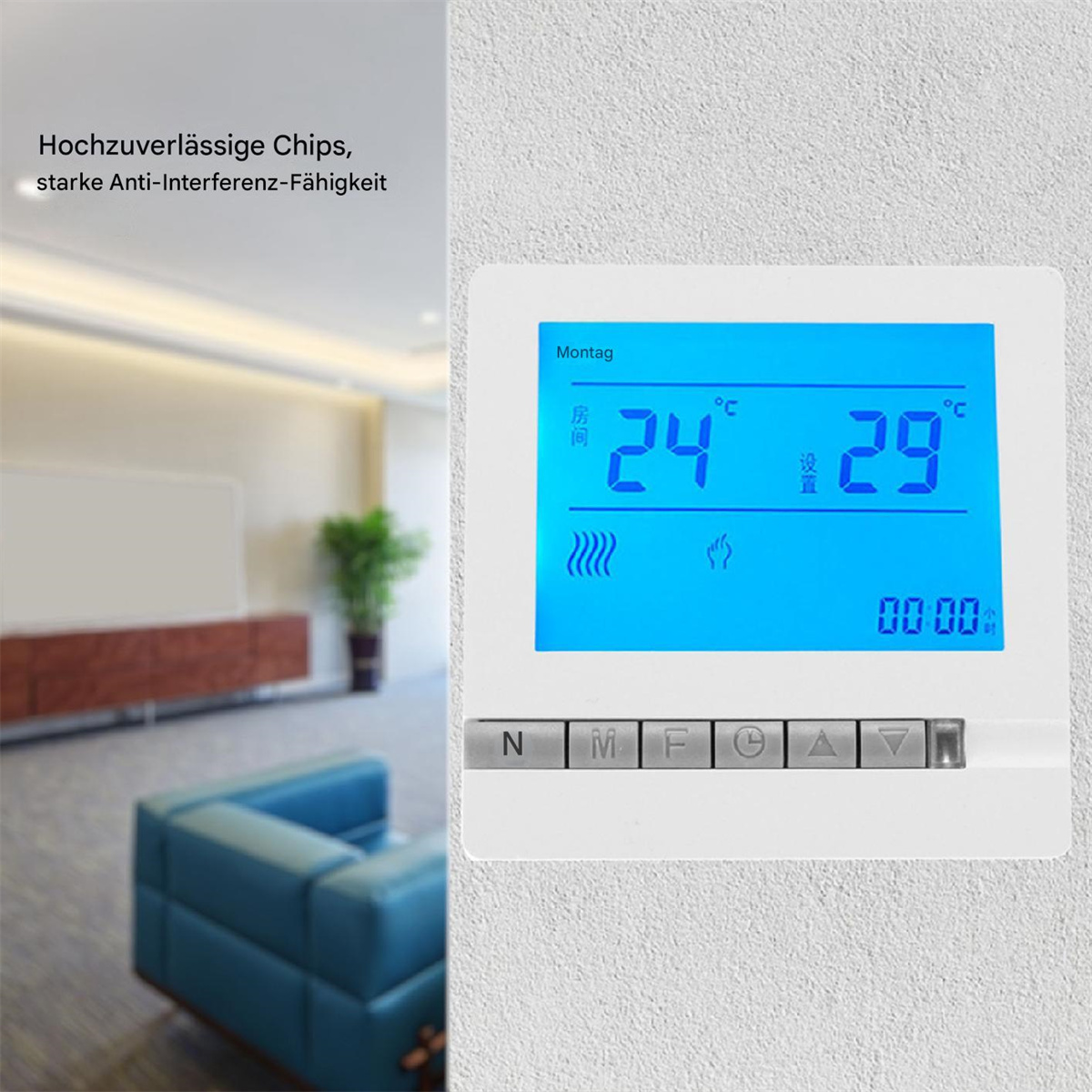 Digitaler Thermostat an einer Wand. Zeigt Temperatur in Celsius und Wochentag.