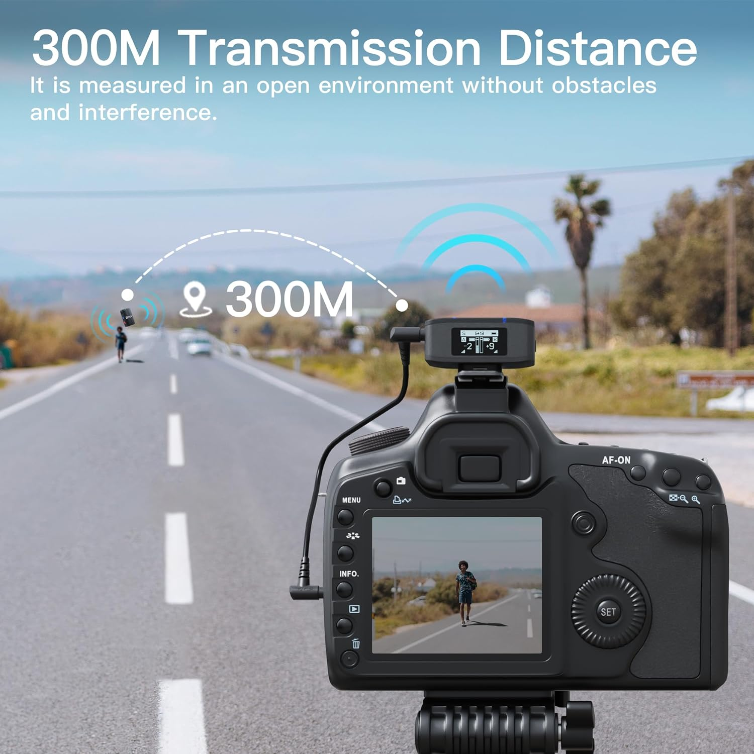 Fotocamera su treppiede con configurazione microfono wireless, in trasmissione.