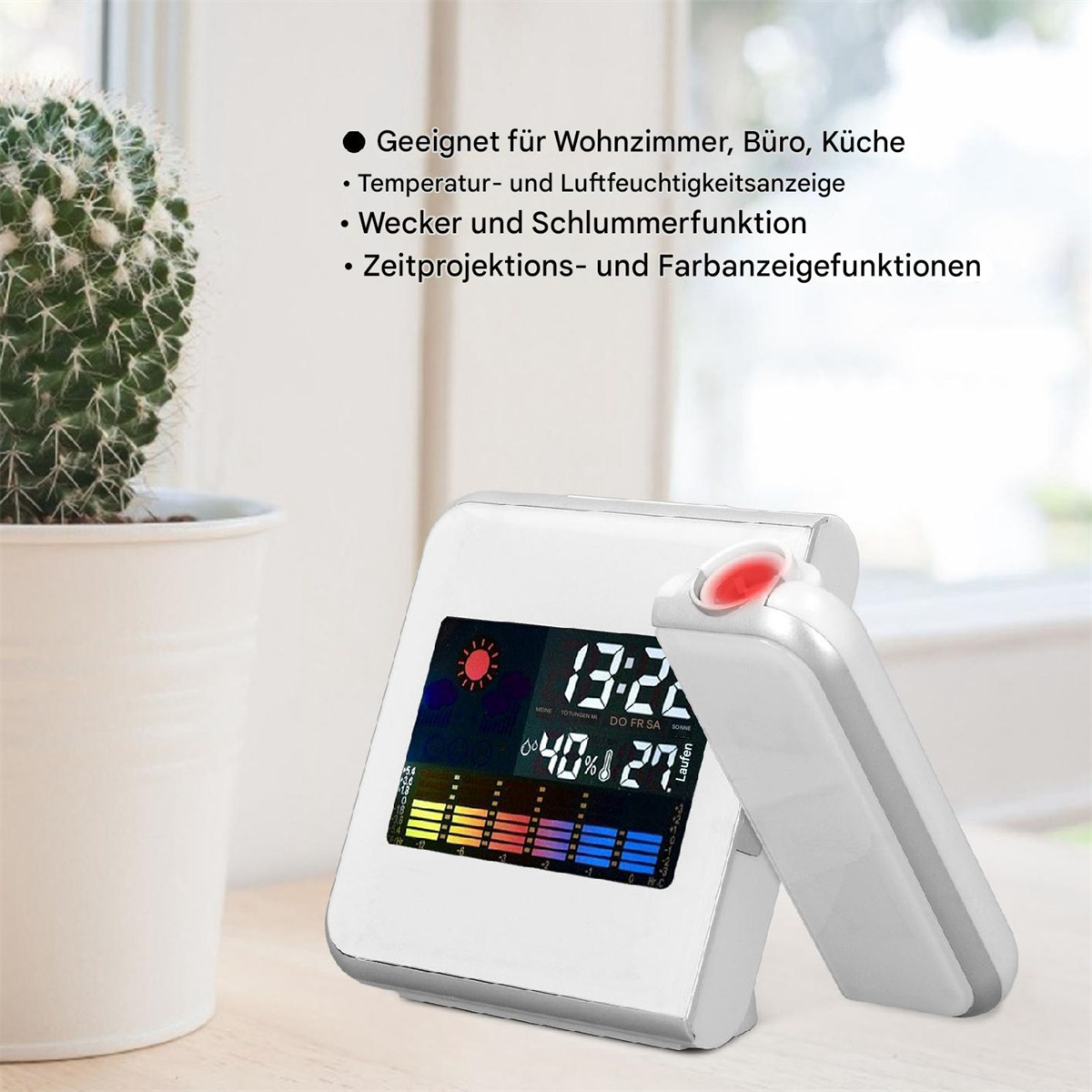 Digitaluhr zeigt Zeit und andere Daten. Links ist ein Kaktus im Topf. Text über Funktionen ist sichtbar.