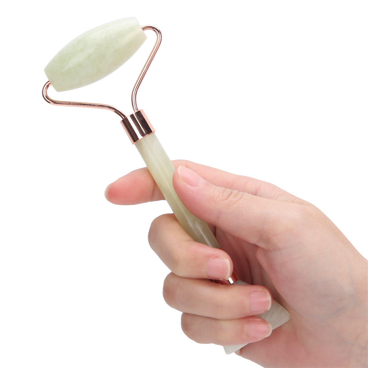 Hand hält eine Jade-Rolle. Rolle hat Griff und zwei abgerundete Jades.