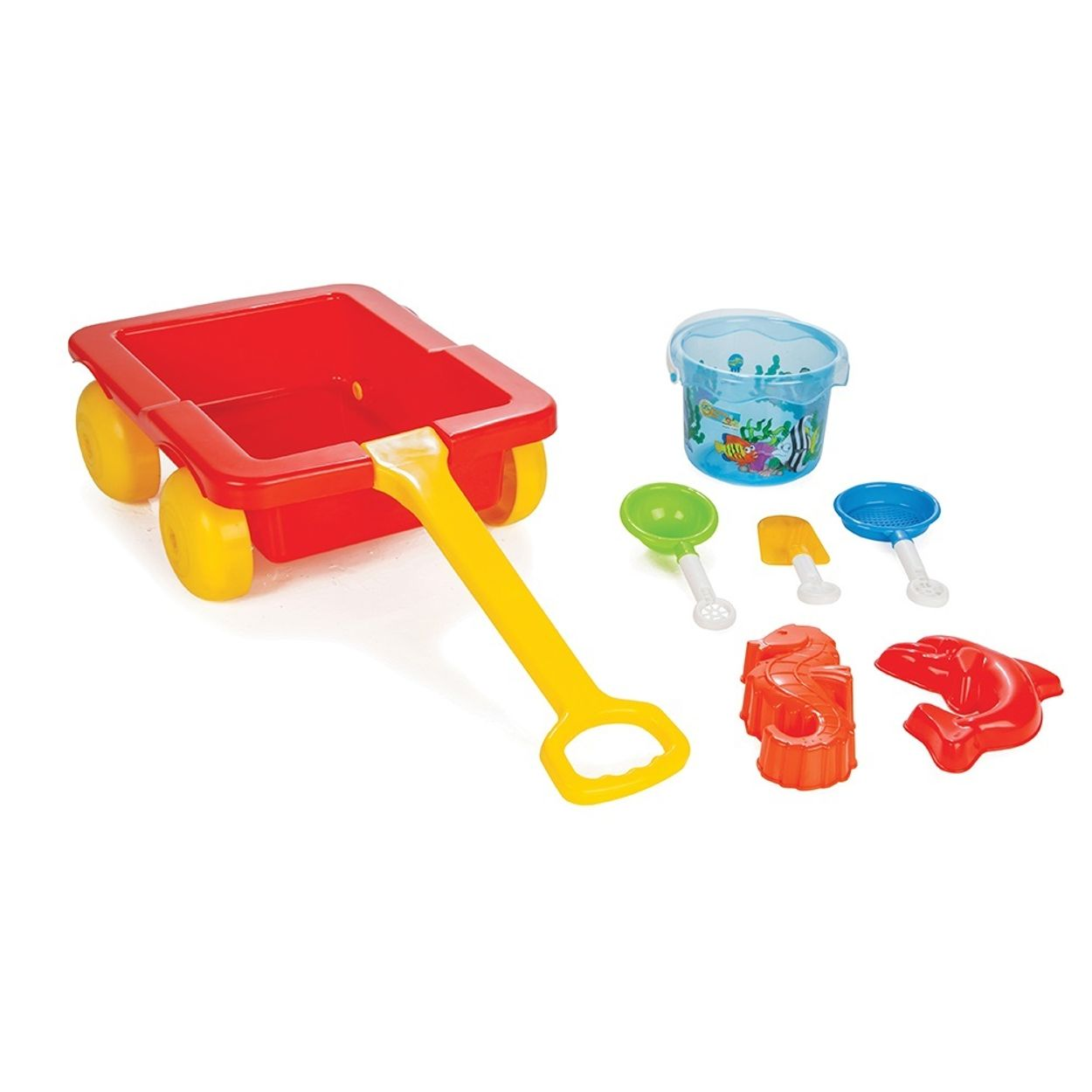 Rotes Spielzeug mit Sandspielzeug. Enthält Schaufeln, Formen und einen Eimer. Weißer Hintergrund.
